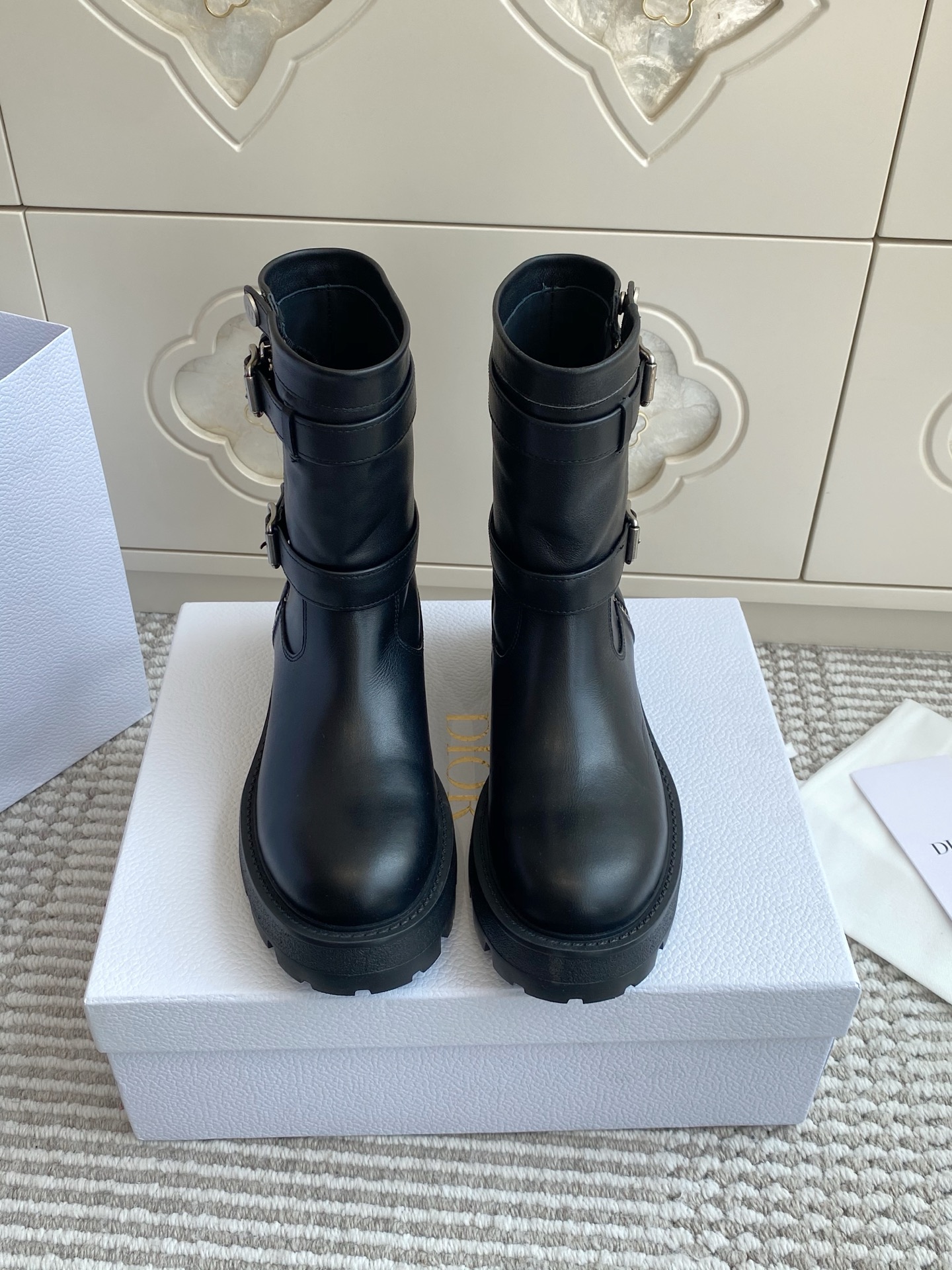 NO:463474,Purchase grade Dior major side zipper punk style thick sole boots, long boots, this D-Major ankle boot is a new product in the early spring 2025 ready-to-wear series, adding a fashionable style to the eye-catching design. The black cowhide upper is decorated with zipper opening and closing, paired with two adjustable buckles, and the same-toned technology fabric lining is decorated with the Christian Dior Paris logo, which is both open and closed, creating a variety of styles. Paired with a thick and light notch sole, it can add a fashionable style to all kinds of looks. Upper calfskin material/cowhide inner lining, original Lucky Star Outsole size 35-41 (41 custom-made non-return and exchange), boots, dior, dior, boots, cowhide19860909批 代购级Dior 迪奥major 侧拉链朋克风 厚底短靴 长靴 这款 D-Major 及踝靴是二零二五早春成衣系列新品,为醒目的设计增添时尚风格.黑色牛皮革鞋面饰以拉链开合,搭配两个可调节的搭扣,同色调科技面料里料饰以 Christian Dior Paris 标志,开合两用,打造各式风格.搭配厚实而轻盈的凹口鞋底,可为各式造型增添时尚风格. 鞋面小牛皮材质/牛皮内里,原版幸运星大底 size 35-41（41定做不退换）,靴子,dior,dior,boots,cowhide,Women's Shoes