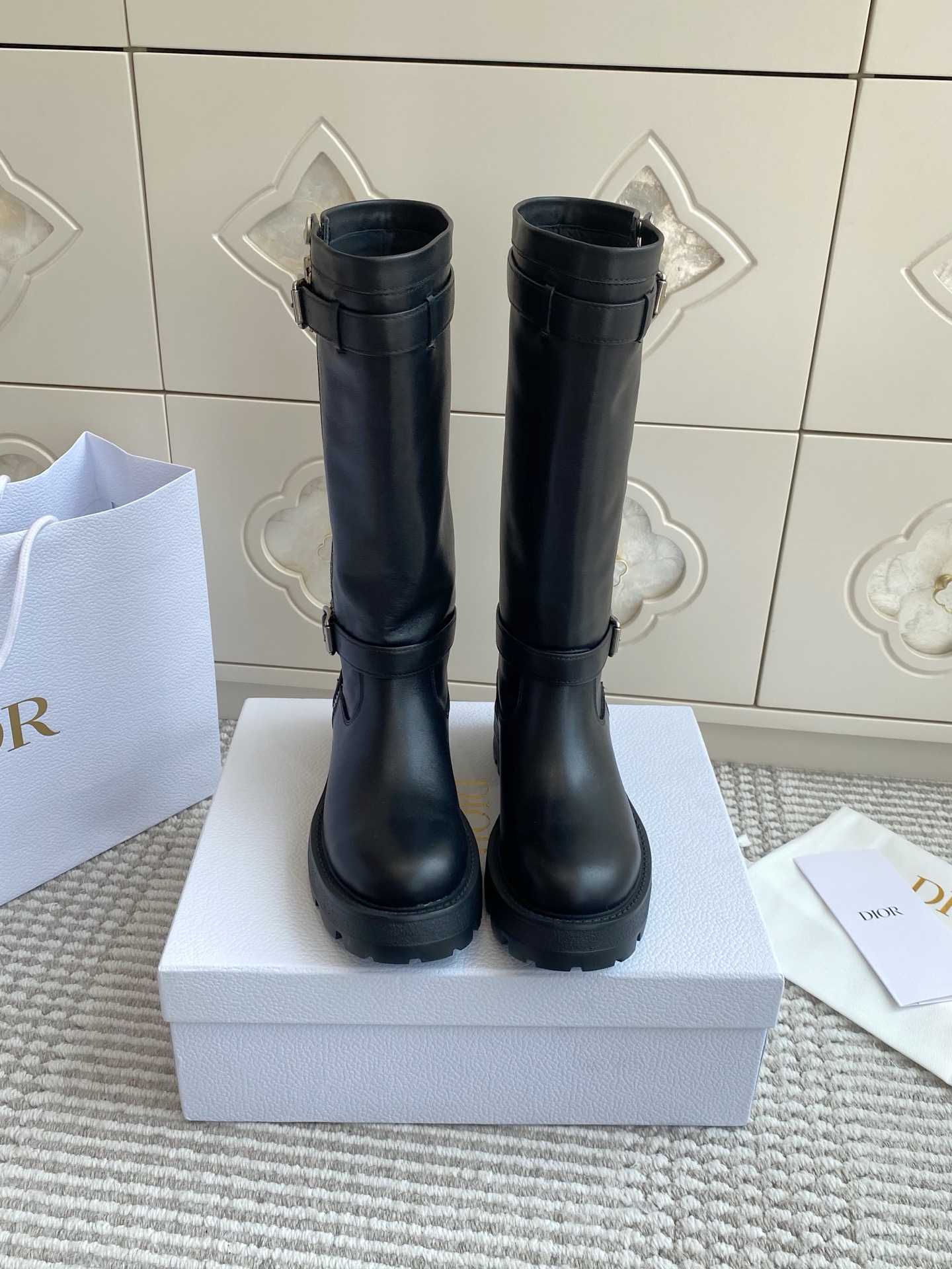 NO:463478,Purchase-based Dior major side zipper punk style thick sole boots boots This D-Major ankle boots is a new product in the early spring 2025 ready-to-wear series, adding a fashionable style to the eye-catching design. The black cowhide upper is decorated with zipper opening and closing, paired with two adjustable buckles, and the same-toned technology fabric lining is decorated with Christian Dior Paris logo, which is both open and closed, creating a variety of styles. Paired with a thick and light notch sole, it can add a fashionable style to all kinds of looks. Upper calfskin material/cowhide inner lining, original Lucky Star Outsole size 35-41 (41 custom-made non-return and exchange), boots, dior, dior, boots, cowhide19860909批长靴 代购级Dior 迪奥major 侧拉链朋克风 厚底短靴 长靴 这款 D-Major 及踝靴是二零二五早春成衣系列新品,为醒目的设计增添时尚风格.黑色牛皮革鞋面饰以拉链开合,搭配两个可调节的搭扣,同色调科技面料里料饰以 Christian Dior Paris 标志,开合两用,打造各式风格.搭配厚实而轻盈的凹口鞋底,可为各式造型增添时尚风格. 鞋面小牛皮材质/牛皮内里,原版幸运星大底 size 35-41（41定做不退换）,靴子,dior,dior,boots,cowhide,Women's Shoes