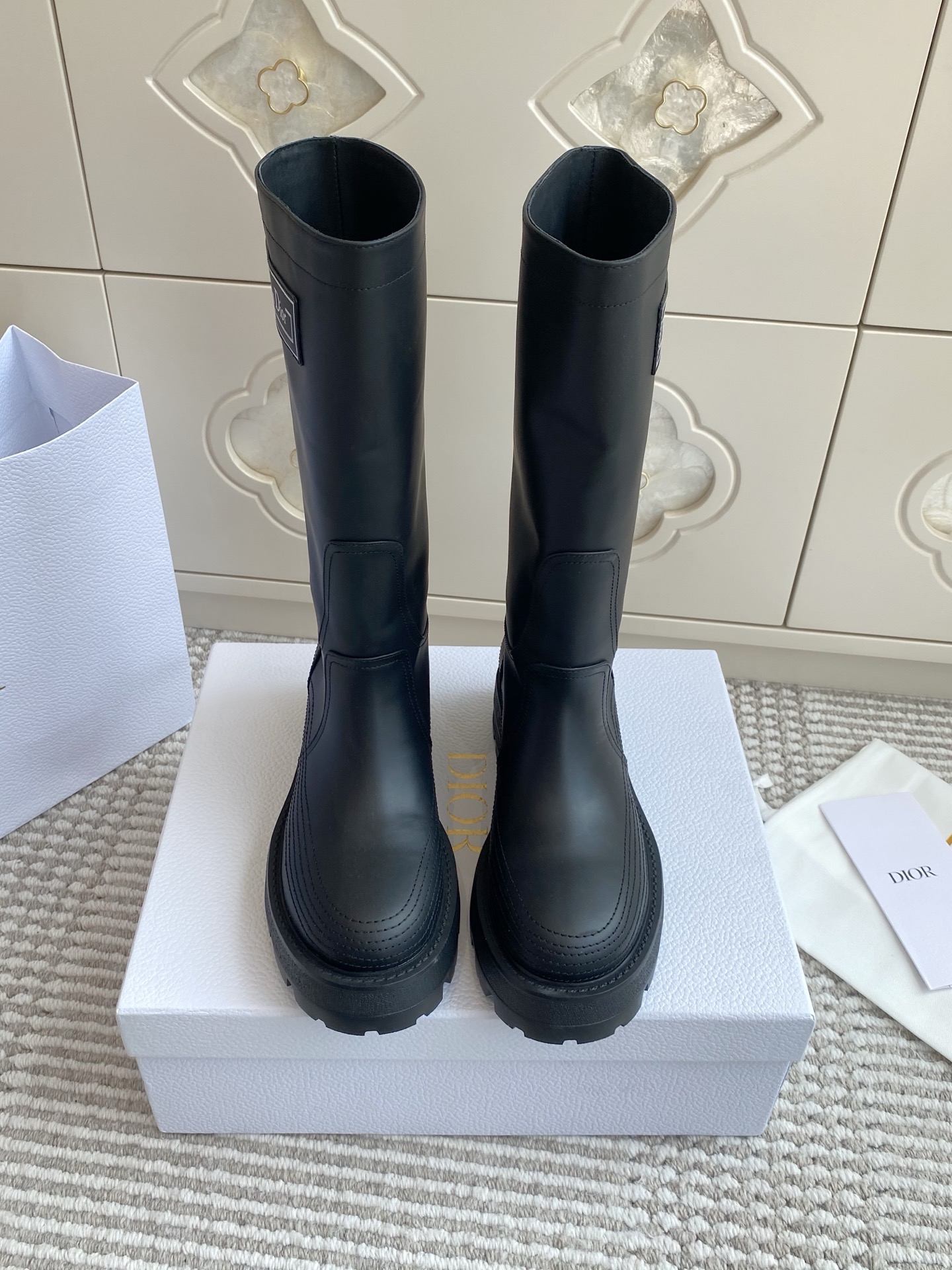 NO:463519,Batch-in-one Dior D-scots new mid-tube boots Brock boots This D-Scots boots are a new product in the early spring 2025 ready-to-wear series, highlighting the charm of high-order orders. Black rubber-effect cowhide leather cylindrical design, with silver finish on the sides to enhance the style. Paired with a thick and light notch sole, it can add luster to this season's casual look. Upper calfskin material/cowhide, original Lucky Star Outsole size 35-41 (41 custom-made non-return and exchange), boots, dior, dior, boots, cowhide19860909批 代购级Dior 迪奥D-scots新品中筒靴 布洛克长靴 这款 D-Scots 靴子是二零二五早春成衣系列新品,彰显高订魅力.黑色橡胶效果牛皮革筒形设计,侧面饰以银色饰面 Christian Dior Paris 标志补丁提升格调.搭配厚实而轻盈的凹口鞋底,可为本季休闲造型增光添彩. 鞋面小牛皮材质/牛皮内里,原版幸运星大底 size 35-41（41定做不退换）,靴子,dior,dior,boots,cowhide,Women's Shoes