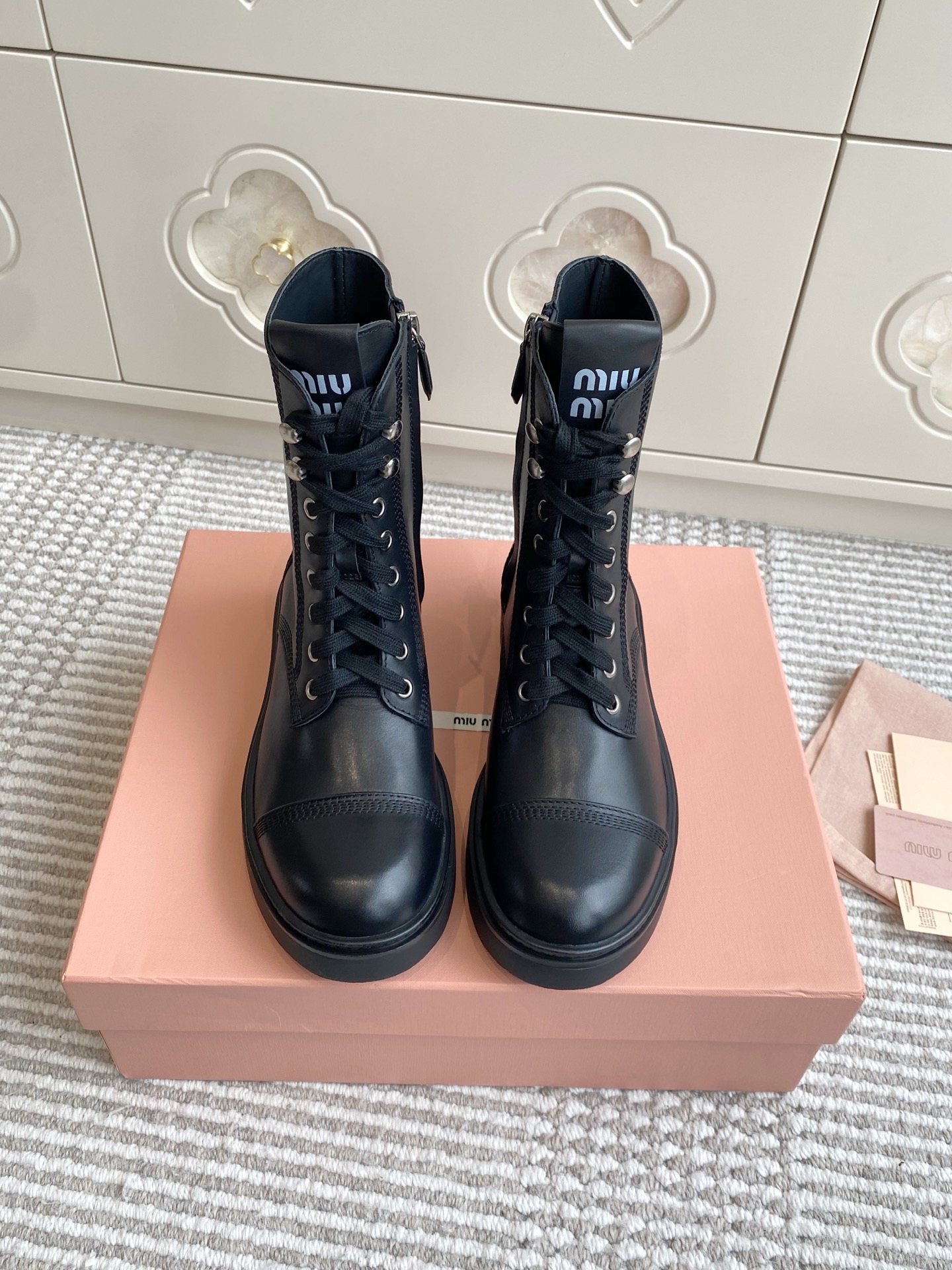 Miu Miu Bottes de Combat à Lacets en Cuir de Veau Grainé Noir pour Femme