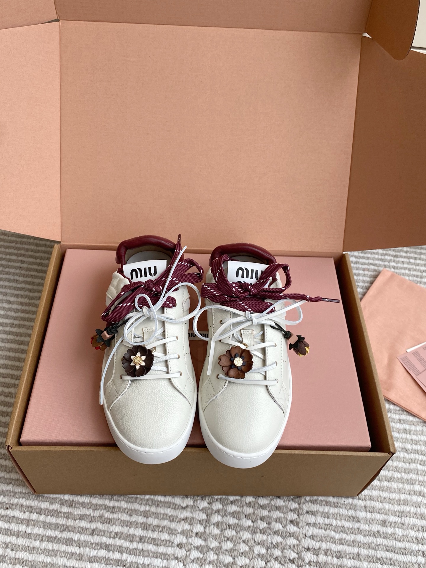 NO:465858,Batch (original box) Purchase grade Miu Mi* 25ss Miu Mi* 25ss Miu Miu thin-soled biscuit bottom 25ss Spring and summer new British style lace-up white shoes Casual shoes Miu Miu Miu show suitable and unique color polishing technology comes from the details of the Miu Miu series. The trend elements of the new season are one of the most beloved concepts at this moment, diverse collisions, conveying modern style~ It looks good no matter how you wear it. This summer's fashionable girl's favorite looks not very comfortable. It is super comfortable to wear. Fabric cowhide inner sheepskin Outsole rubber outsole Size35-41 (41 custom made without return or exchange), casual shoes/sports shoes, miumiu, sneakers, cowhide, sheepskin19860909批（原版盒） 代购级Miu Mi* 25ss 缪缪薄底饼干底 25ss 春夏新款英伦风系带 小白鞋 休闲鞋 MiuMiu秀场适当独一无二的擦色工艺工艺来自Miu Miu系列的细节特写 新季的潮流要素一 此刻挚爱的概念,多元对撞,传达现代风格~ 怎么穿都好看今夏时髦精最爱 看起来不怎么舒服 上脚超级舒服 面料牛皮 内里羊皮 大底橡胶大底 Size35-41（41订做不退换）,休闲鞋/运动鞋,miumiu,sneakers,cowhide,sheepskin,Women's Shoes