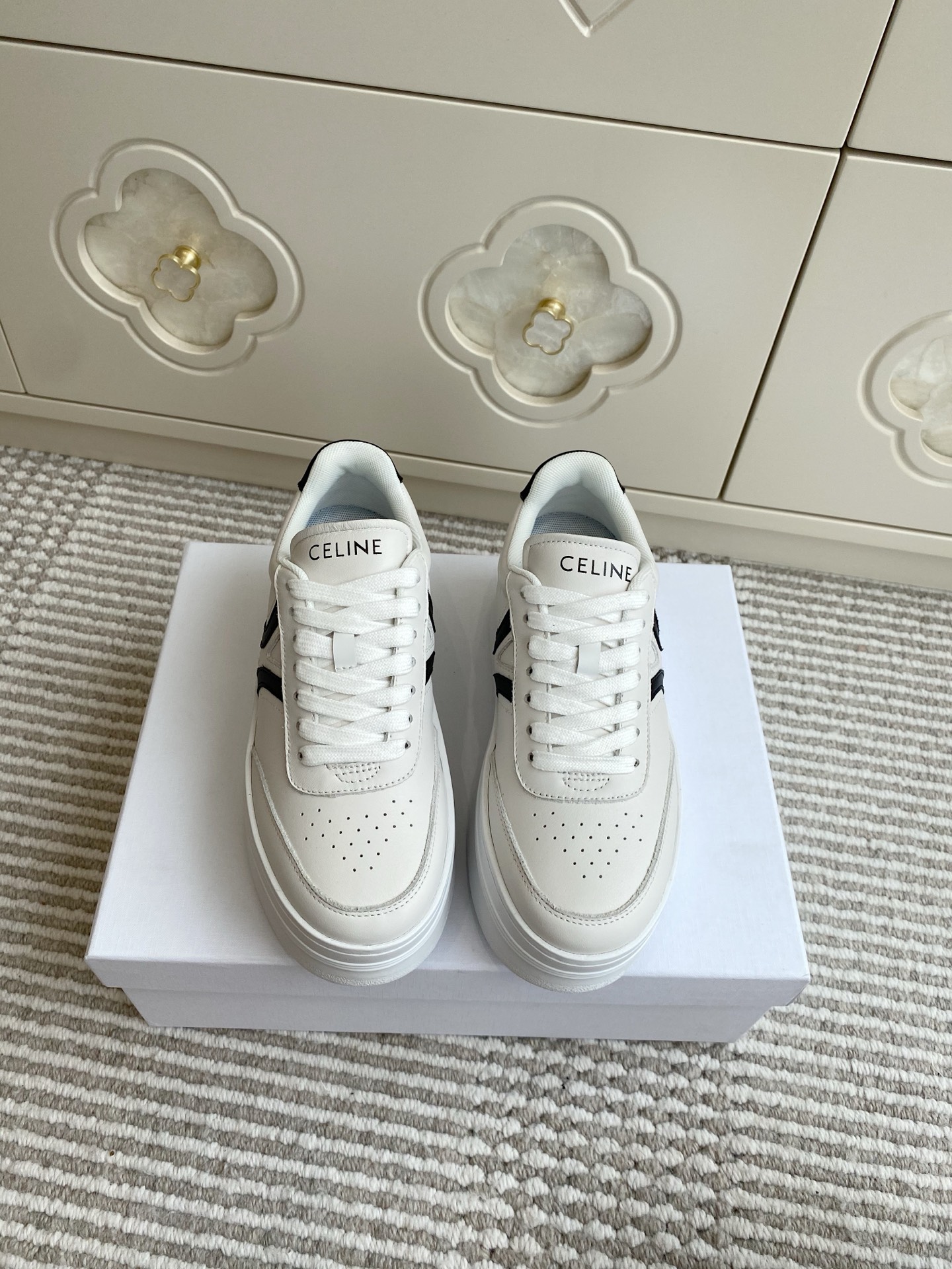 NO:475801,Thin sole, thick sole, Celine Celine, new height-enhancing artifact, thick sole, small white shoes, top quality, small white shoes, shoes, classic white, pure and clean. The lines of the shoe body are smooth and neat, simple and high-end. Contrasting lines of different colors Original imported calfskin/sheepskin breathable mesh inner thick sole 5cm original mold opening tpu outsole size35-40 (41 customization, no return and exchange), casual shoes/sports shoes, celine, celine, sneakers, cowhide, sheepskin19860909批薄底 厚底 Celine赛琳 新款增高神器厚底小白鞋运动鞋 顶级品质 小白鞋板鞋,以经典白色为基调,纯粹又干净.鞋身的线条流畅利落, 简约中透着高级感.不同颜色的撞色线条装饰 原版进口小牛皮/羊皮透气网内里 厚底5cm 原版开模tpu大底 size35-40（41定制不退换）,休闲鞋/运动鞋,celine,celine,sneakers,cowhide,sheepskin,Women's Shoes