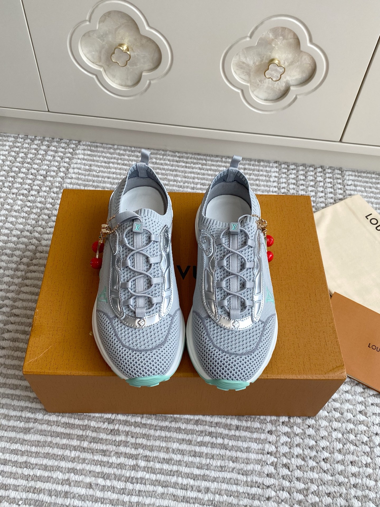 NO:475842,50 LV Louis Vuitton 25ss new couples fly knit sneakers mesh socks shoes This sporty streamlined design is inspired by running shoes. The exquisite upper is made of a variety of technical materials, including mesh and metal synthetic leather. It is characterized by many iconic details. Lightweight EVA is designed for bounce and comfort. The mesh design ensures the breathability of the shoes. EVA material is not heavy at all. It is not tired at all when walking. Excellent feel of the foot. Full of technology. Wear a pair of ripped jeans. Wear a white T. It is casual and lazy and fashionable to fly. Seven days a week. It is worth buying. Size 35-45. Casual shoes/sports shoes. Louis vuitton, louis vuitton, sneakers, jeans, socks19860909批 樱桃配饰50 LV 路易威登25ss新款 情侣 飞织运动鞋 网面袜子鞋  这款运动流线型设计灵感来自跑鞋.精致的鞋面由多种技术材料制成 包括网眼和金属合成皮革 其特点是许多标志性的细节 轻质EVA 专为弹跳和舒适而设计 网面设计保证了鞋子的透气性 EVA材质 一点也不重 走起路来一点都不会累 极佳的脚感 科技感十足 日常搭条破洞牛仔裤 穿个白T 随性慵懒又时髦到飞起 一周七天 都能靠这一双鞋“撑场面”太值得剁手了 码数35-45,休闲鞋/运动鞋,louis vuitton,louis vuitton,sneakers,jeans,socks,Women's Shoes