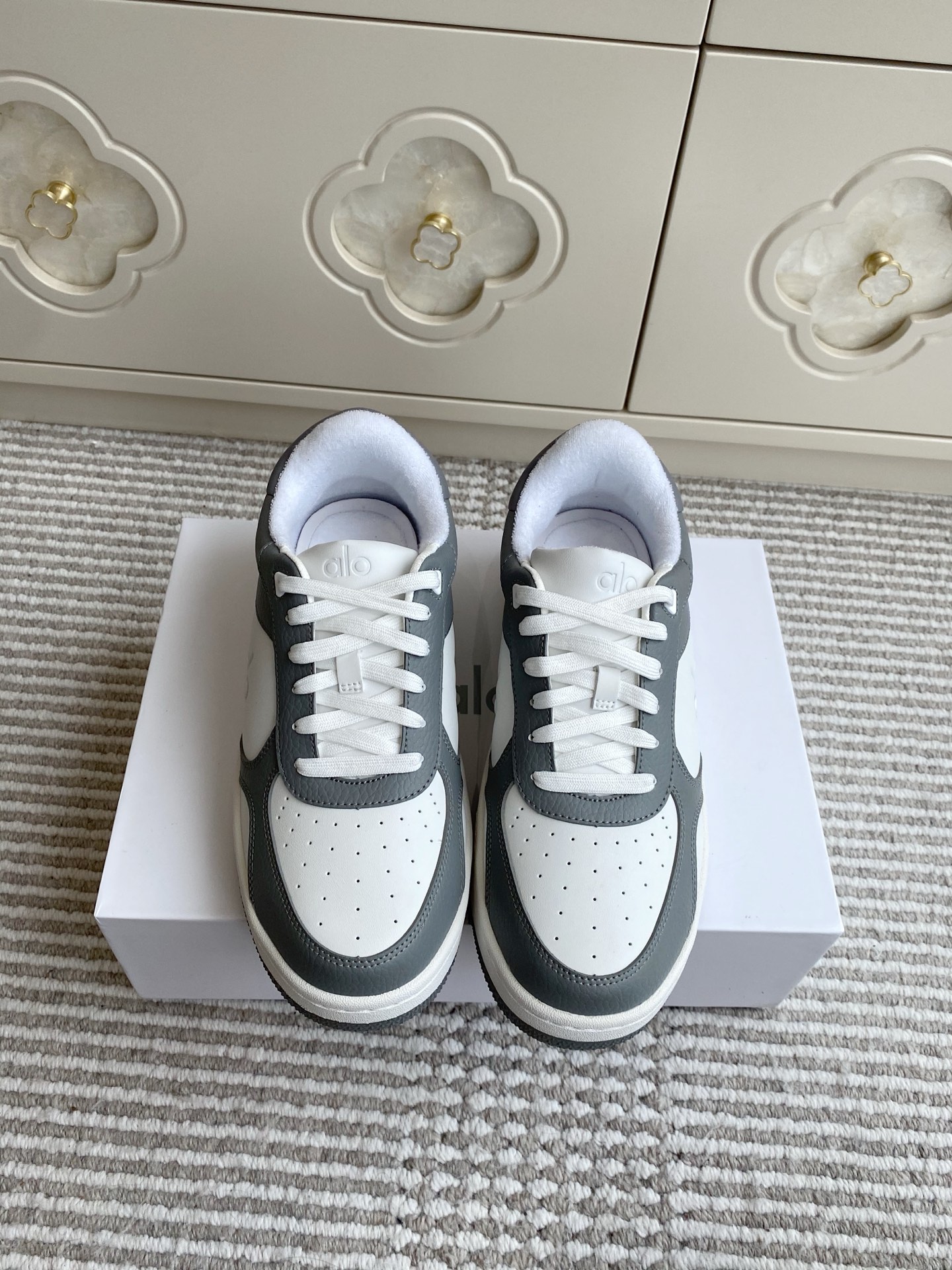 NO:475856,Alo 25ss Spring and Summer Latest Hot Products ~ Couple Panda Color Binding Thick-soled White Shoes Casual Sneakers Original 1:1 Top Version This alo understands girls better than Nike!  Super versatile!  And super comfortable!  It's a thick bottom but it's not heavy at all on the feet!  Very lightweight!  It looks better when putting on socks!  And it is recommended by celebrities. It is a model that increases your legs and makes your legs look thinner!  Super suitable for us small girls~ The overall shoe is also a classic color-blocking contrasting design with the delicate leather texture on the upper. The fabric is made of original imported cowhide, breathable towel velvet inside, heel height 4cm, original sole open mold-proof rubber material, size 35-45, casual shoes/sports shoes, sneakers, cowhide19860909批 alo 25ss春夏最新爆款 ～情侣熊猫拼色 厚底小白鞋 休闲运动鞋 原版1:1 顶级版本 这款alo比耐克更懂女生！上脚超级百搭！而且超级舒适！是厚底款但是上脚一点都不沉重！非常轻便！套上袜套搭配更好看！而且还是明星同款推荐～上脚增高显腿细！超级适合我们小个子女生～ 鞋子整体也是经典的拼色撞色设计搭配鞋面细腻的真皮纹路肌理感 面料采用原版进口头层牛皮 内里透气毛巾绒里 跟高4cm 鞋底原版开模防滑橡胶材质 码数35-45,休闲鞋/运动鞋,sneakers,cowhide,Women's Shoes