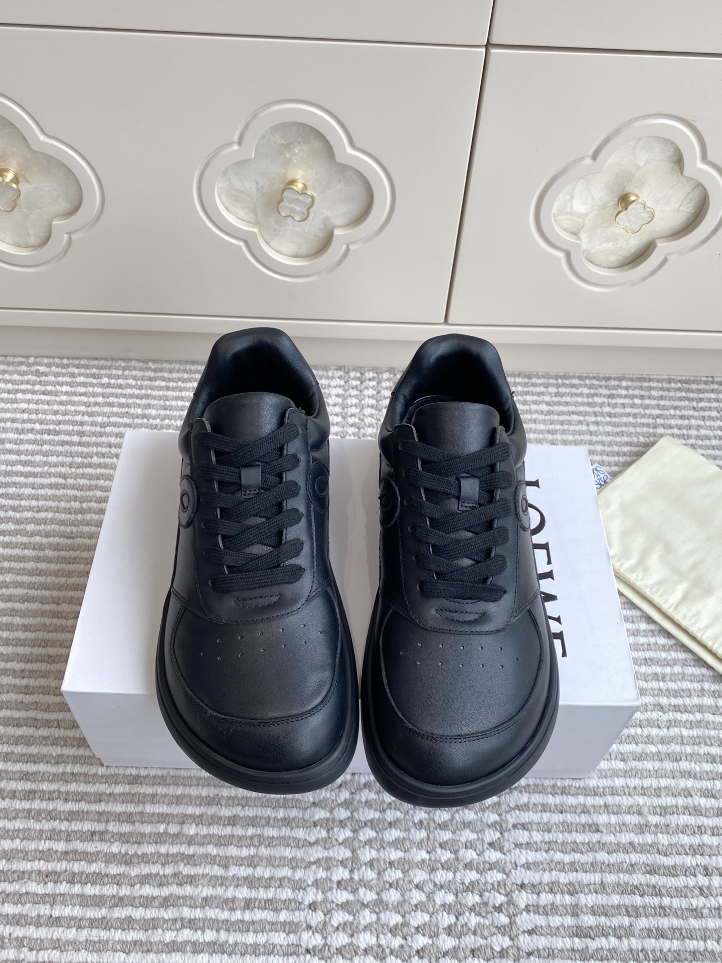 NO:475868,Comment on women, men LOEWE | Luo Yiwei · jambo 25FW Shoe King·Little White Shoes·Super versatile head tilting sneakers Luo Yiwei has released another popular Jambo sneakers, which is still a distinctive head tilting design. It is matched with full leather material. Carved Anagram old-fashioned soles. The overall versatile and distinctive design details. Luo Yiwei's minimalist style is really the ultimate, and it is really versatile!  Just wear it easily and the shoes are very high-end and light!  No pressure to go shopping!  The biggest feature of this shoe is invincible and comfortable to wear, it is light and has no weight-bearing feeling, no running-in period, it is so comfortable that you feel like you are not wearing shoes, and you are an old friend when you put it on. The upper calfskin inner sheepskin sheepskin footbed original molded rubber sole SIZE women's size 35-40 men's size 39-45, casual shoes/sports shoes, loewe, loewe, sneakers, cowhide, sheepskin19860909批女 男 LOEWE｜罗意威·jambo 25FW鞋王·小白鞋·超百搭歪头运动鞋 罗意威又出爆款Jambo运动鞋 依旧是有特色的歪头设计 搭配全皮面的材质 雕刻Anagram老花鞋底 整体百搭又有特色的设计小细节 罗意威极简风格真的做到极致、实在太百搭！随便穿搭就可以很高级、鞋子很轻便！逛街暴走无压力！这鞋最大特点上脚无敌舒适、穿起来很轻盈没有负重感,无需磨合期、舒适到让你感觉没穿鞋一样、上脚就是老朋友, 鞋面 小牛皮 内里羊皮 绵羊皮垫脚 原版开模橡胶底 SIZE女码35-40 男码39-45,休闲鞋/运动鞋,loewe,loewe,sneakers,cowhide,sheepskin,Women's Shoes