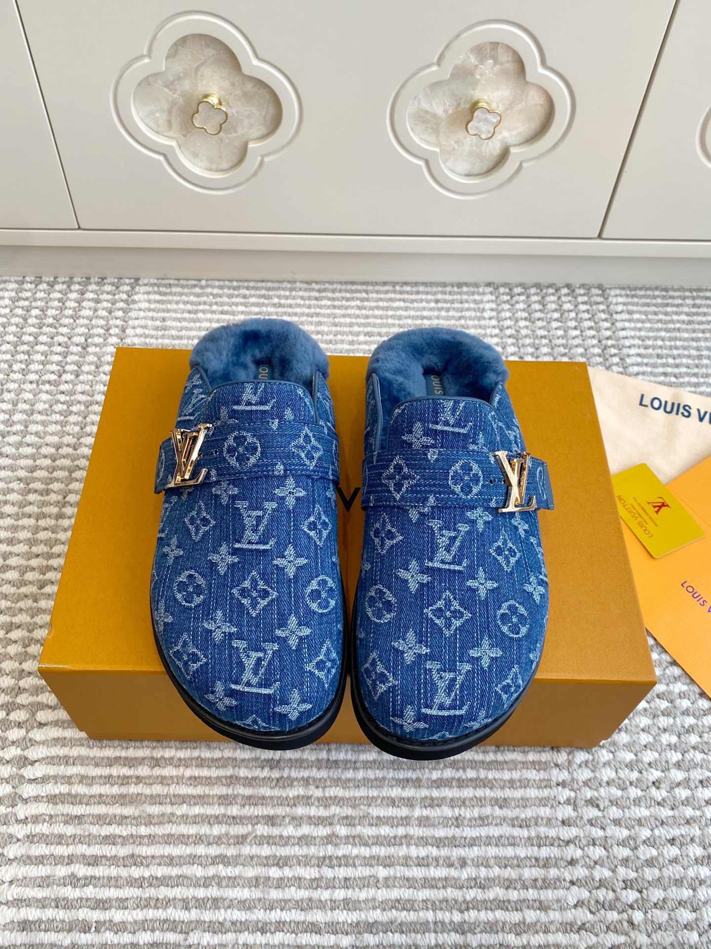 NO:645611,Batch Women Men Llujia Couple Style Toe-Toe Semi-Slippers Mule Slippers Furry Slippers Top Quality This LV Cozy Comfort flat sandal is made of smooth cow leather, showing leisure and comfort in the trend. The adjustable strap is embellished with Monogram flowers and LV Twist logo studs, and the lightweight micro outsole completes the whole. Imported calfskin/Yangjing/presbyopia/cowhide lining/wool lining original open-molded rubber outsole  Size female 35-41 (41 customized, non-refundable), size male 40-46 (46 customized, non-refundable), semi-furry shoes, louis vuitton, louis vuitton, louis vuitton, slippers, cowhide, sheep19860909批女 男 L驴家情侣款包头半拖 穆勒拖鞋 毛毛拖 顶级品质 本款 LV Cosy Comfort 平底凉拖取材光滑牛皮革,在潮流之中流露闲适惬意.可调节饰带点缀 Monogram 花卉和 LV Twist 标识饰钉,轻盈微型外底完善整体. 进口小牛皮/羊京/老花/牛皮里/羊毛内里 原版开模橡胶大底 size女35-41（41定制不退换） size男40-46（46定制不退换）,半拖毛毛鞋,louis vuitton,louis vuitton,louis vuitton,slippers,cowhide,sheep,Women's Shoes