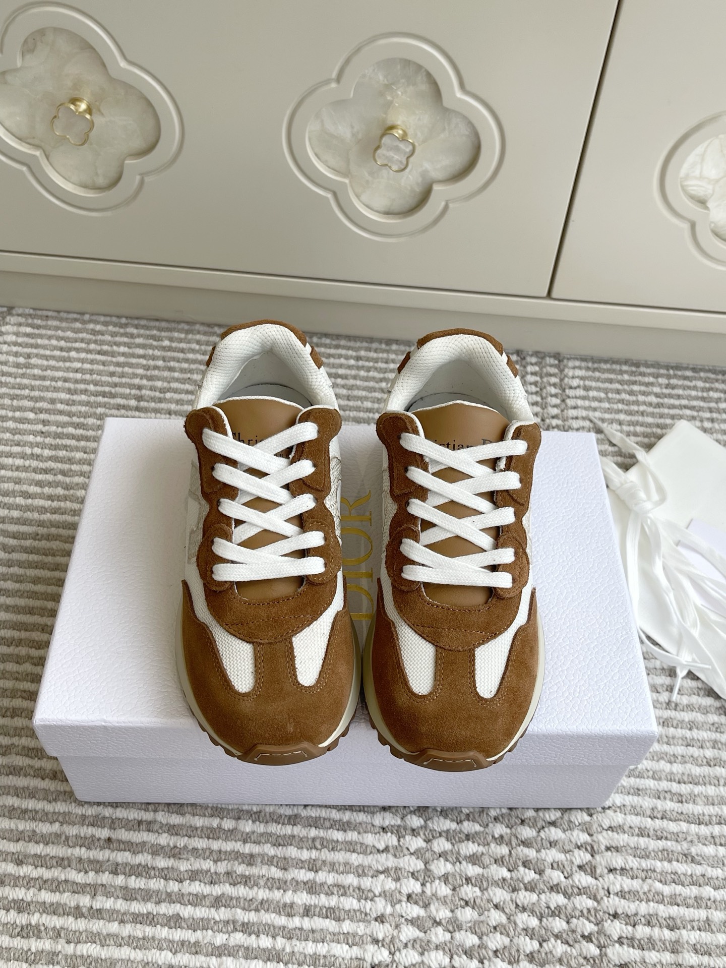 NO:543341,Batch-in-Official Dior C'est Couple CD Casual Sports Shoes Thick-soled Daddy Shoes This C'est Dior sneaker is designed with eye-catching and fashionable. Cowhide, suede cowhide leather and white mesh fabric, with C and D letters cotton embroidery on the sides to enhance the style. The lightweight two-color Christian Dior sole is comfortable and shows the charm of sports style. It can add a stylish atmosphere to all kinds of casual styles. Imported cowhide/Niujing/custom mesh Original open mold two-color notch lucky star outsole Size35-45, casual shoes/sports shoes, dior, dior, sneakers, cowhide19860909批 代购级Dior迪奥 C'est 情侣CD休闲运动鞋 厚底老爹鞋 这款 C'est Dior 运动鞋设计醒目时尚.牛皮革、绒面牛皮革搭配白色网眼织物,侧面饰以 C 和 D 字母棉质刺绣提升格调.轻盈的双色 Christian Dior 鞋底舒适非凡,彰显运动风格的魅力.可为各式休闲造型增添时尚气息. 进口牛皮/牛京/定制网面 原版开模双色凹口幸运星大底 Size35-45,休闲鞋/运动鞋,dior,dior,sneakers,cowhide,Women's Shoes