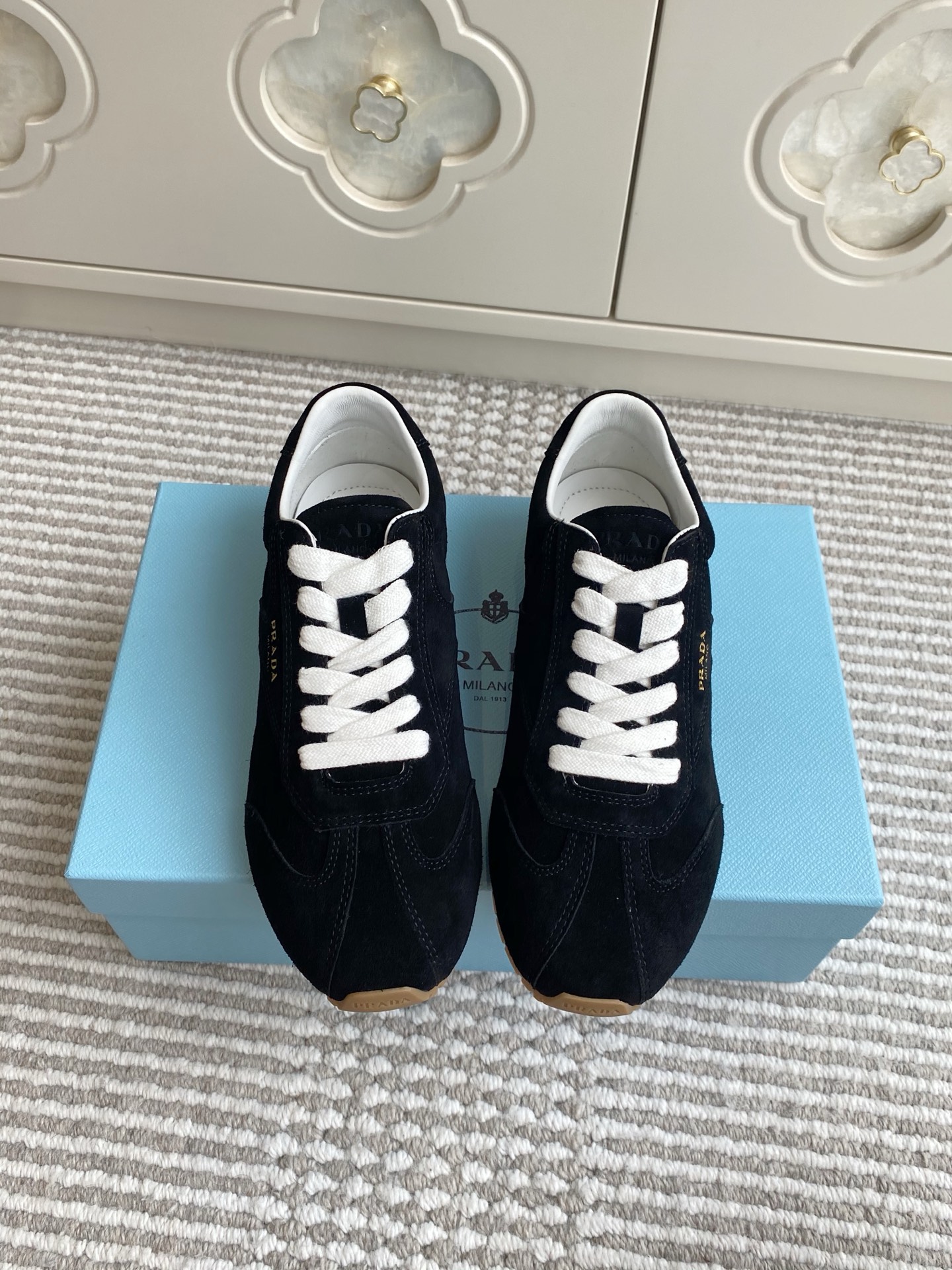 NO:629701,Batch Prada Prada·25ss retro moral training shoes casual sports shoes. The suede texture is very high-end. It is matched with white laces. It is simple and has a retro tone. It is comfortable on the feet. It is suitable whether it is paired with casual pants or a skirt. It can be easily worn with a casual and fashionable feeling. The material is imported cow suede. Sheepskin lining. The outsole is the original open-molded rubber outsole.  Size35-41 (41 customized, non-returnable), casual shoes/sports shoes, prada, prada, sneakers, skirts, sheepskin, chamois leather19860909批 Prada普拉达·25ss复古德训鞋 休闲运动鞋 麂皮质感很高级,搭配白色鞋带,简约又有复古腔调上脚舒适,不管是搭配休闲裤还是裙子都很合适,轻松穿出随性又时髦的感觉 材质进口牛反绒 内里羊皮 大底原版开模橡胶大底 Size35-41（41订做不退换）,休闲鞋/运动鞋,prada,prada,sneakers,skirts,sheepskin,chamois leather,Women's Shoes