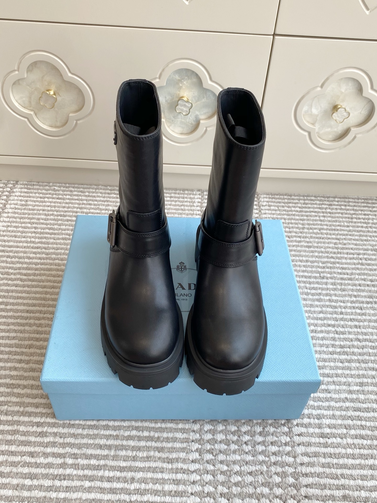 NO:491608,Prada Prada new thick-soled motorcycle boots, short boots, top quality, exquisite lines and craftsmanship structure define this leather boot, decorated with an iconic triangle logo. The unique metal buckle adds personality to the motorcycle style and is matched with a thick rubber sole. Upper imported cowhide/beef reverse velvet inner sheepskin Original open mold tread pattern rubber outsole size35-39 (40.41 custom-made, non-return and exchange), boots, prada, prada, boots, cowhide, sheepskin, sheep19860909批羊京 牛皮 Prada普拉达新款厚底机车靴 短靴 顶级品质 精致线条与工艺构造定义此款皮革短靴,饰有标志性三角形徽标.独特的金属搭扣为机车风格增添个性,搭配厚实橡胶鞋底. 鞋面进口牛皮/牛反绒 内里羊皮 原版开模胎面花纹橡胶大底 size35-39（40.41定制不退换）,靴子,prada,prada,boots,cowhide,sheepskin,sheep,Women's Shoes