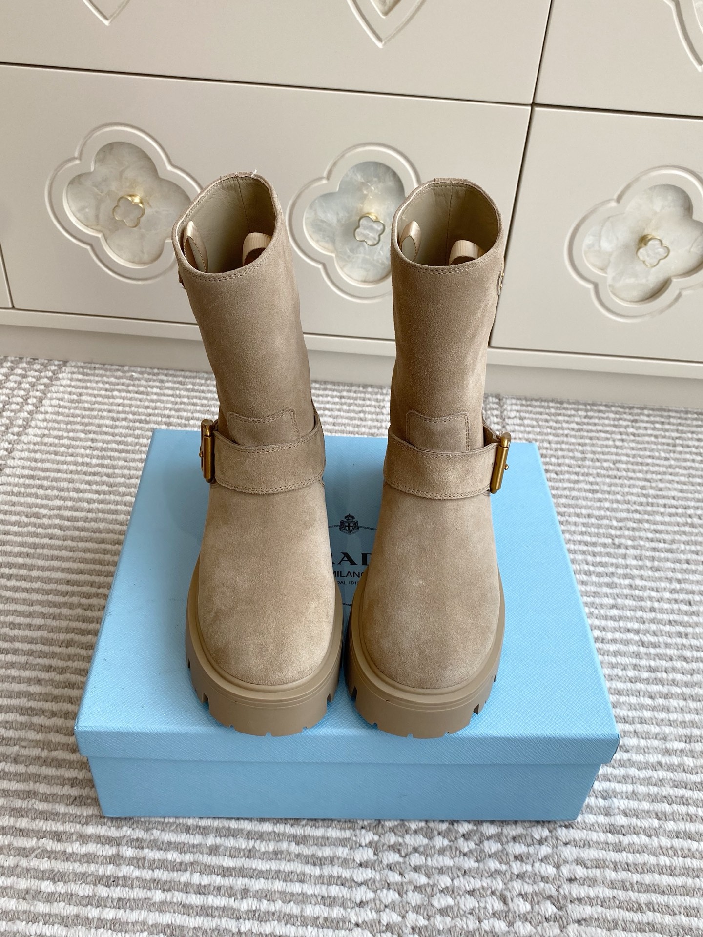 NO:543332,Prada Prada new thick-soled motorcycle boots, short boots, top quality, exquisite lines and craftsmanship structure define this leather short boots, decorated with the iconic triangle logo. The unique metal buckle adds personality to the motorcycle style and is matched with a thick rubber sole. Upper imported cowhide/beef reverse velvet inner sheepskin Original open mold tread pattern rubber outsole size35-39 (40.41 custom-made non-return and exchange), boots, prada, prada, boots, cowhide, sheepskin, sheep19860909批羊京 牛皮 Prada普拉达新款厚底机车靴 短靴 顶级品质 精致线条与工艺构造定义此款皮革短靴,饰有标志性三角形徽标.独特的金属搭扣为机车风格增添个性,搭配厚实橡胶鞋底. 鞋面进口牛皮/牛反绒 内里羊皮 原版开模胎面花纹橡胶大底 size35-39（40.41定制不退换）,靴子,prada,prada,boots,cowhide,sheepskin,sheep,Women's Shoes