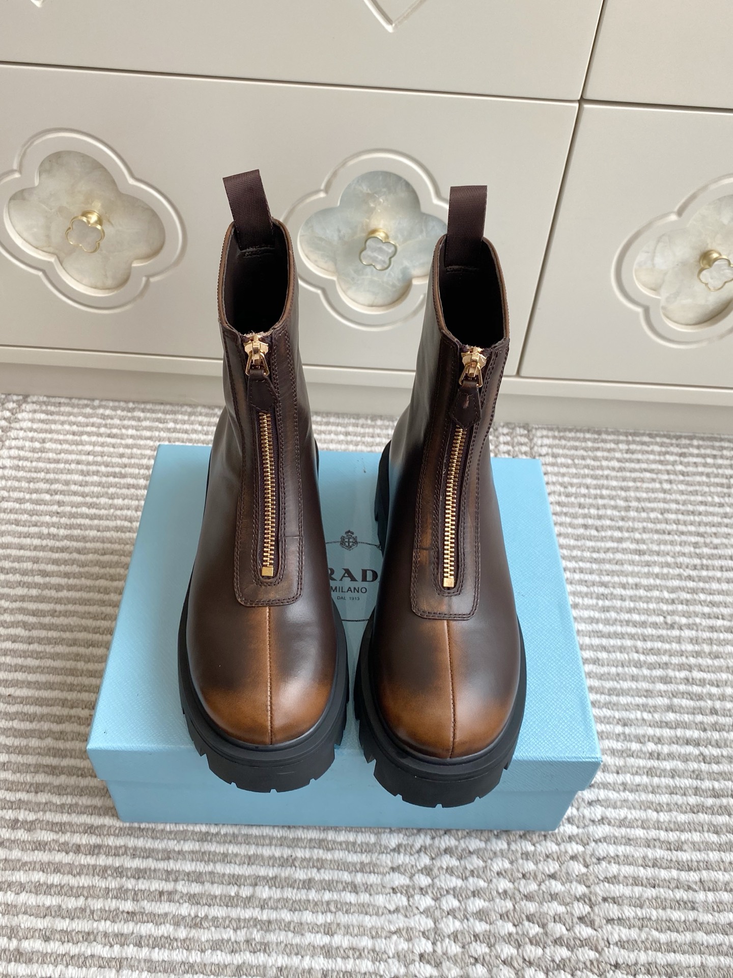 NO:543336,Prada Prada new thick-soled motorcycle boots, short boots, top quality, exquisite lines and craftsmanship structure define this leather short boots, decorated with the iconic triangle logo. The unique metal buckle adds personality to the motorcycle style and is matched with a thick rubber sole. Upper imported cowhide/beef reverse velvet inner sheepskin Original open mold tread pattern rubber outsole size35-39 (40.41 custom-made non-return and exchange), boots, prada, prada, boots, cowhide, sheepskin, sheep19860909批羊京 牛皮 Prada普拉达新款厚底机车靴 短靴 顶级品质 精致线条与工艺构造定义此款皮革短靴,饰有标志性三角形徽标.独特的金属搭扣为机车风格增添个性,搭配厚实橡胶鞋底. 鞋面进口牛皮/牛反绒 内里羊皮 原版开模胎面花纹橡胶大底 size35-39（40.41定制不退换）,靴子,prada,prada,boots,cowhide,sheepskin,sheep,Women's Shoes