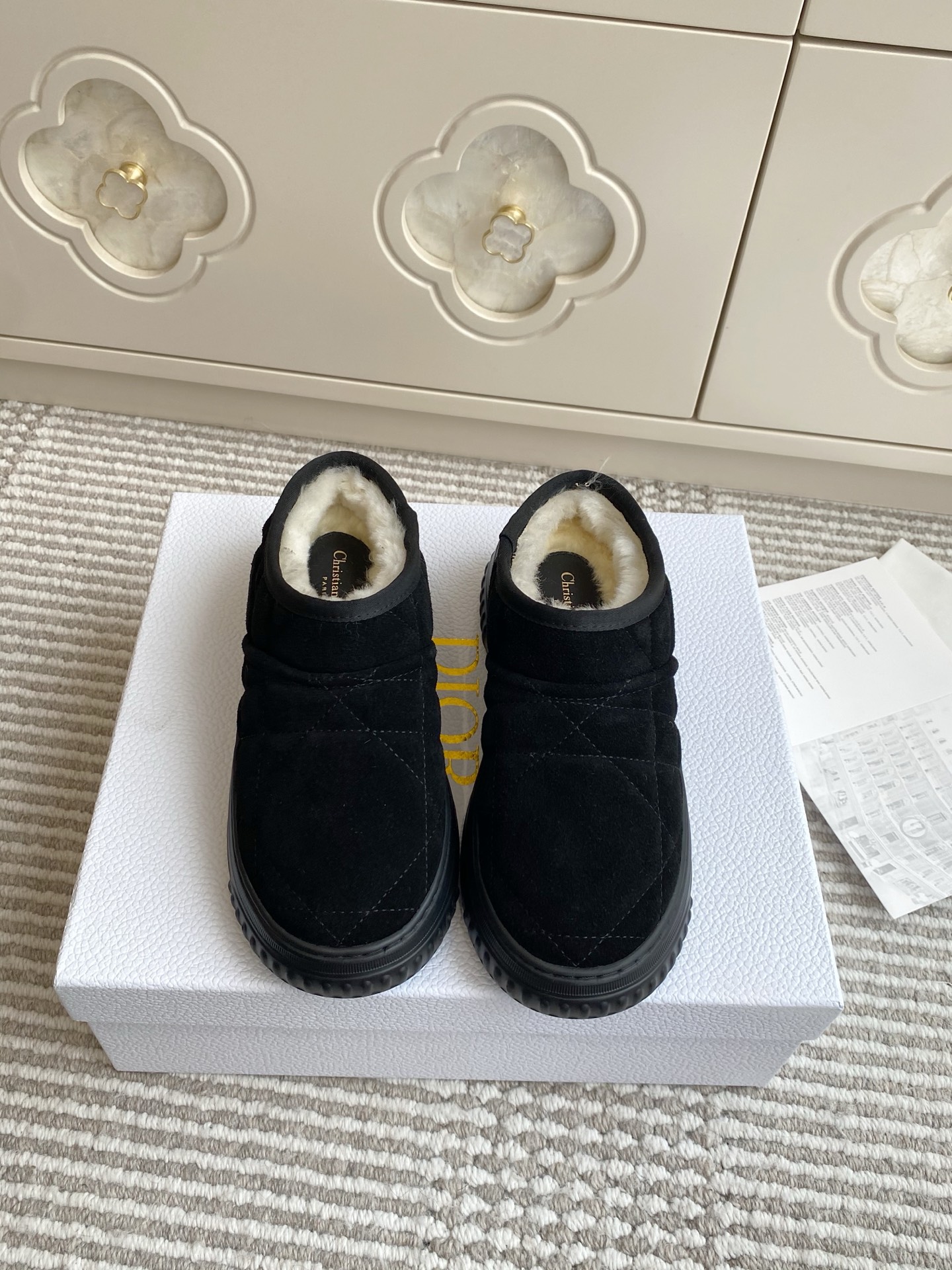 NO:543333,Dio…Dio D’s new wool snow boots, short boots, top quality This Dior Frost ankle boots incorporate high-order style, and a new interpretation of skiing style. The rattan plaid pattern is matched with the same tone and fur lining, and the drawstring design can adjust the ideal fit. The back side of the boot is decorated with the golden 'CHRISTIAN DIOR PARIS' logo, and the EVA thick sole creates a comfortable and extraordinary wearing experience. Original waterproof down cloth/Yangjing/Wool inner lining/Original outsole size35-39 (customized for 40 and 41), snow boots, dior, dior, dior, boots, down jacket, sheep19860909批 Dio…迪奥 D家新品羊毛雪地靴 短靴 顶级品质 这款 Dior Frost 及踝靴融入高订风格,全新演绎滑雪造型.藤格纹图案搭配同色调皮毛一体里料,抽绳设计可调节理想的贴合度.靴筒后侧饰以金色“CHRISTIAN DIOR PARIS”标志,EVA 厚底打造舒适非凡的穿着体验. 原版防水羽绒布/羊京/羊毛内里/原版大底 size35-39（40、41定做）,雪地靴,dior,dior,dior,boots,down jacket,sheep,Women's Shoes