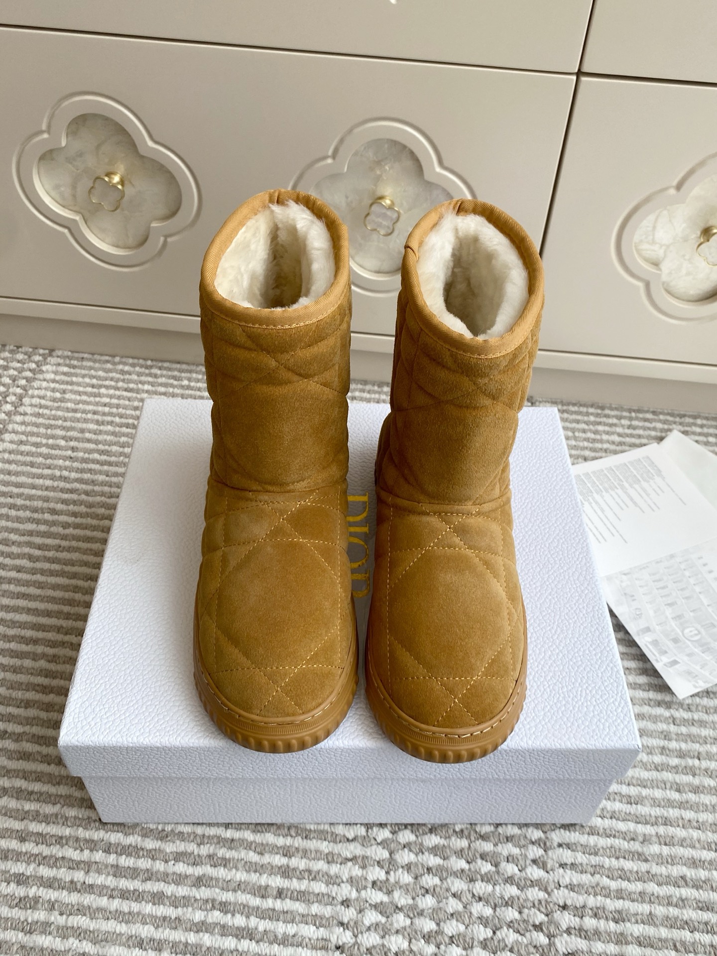 NO:543335,Down cloth Yangjing Dio…Dio D’s new wool snow boots, short boots, top quality This Dior Frost ankle boots incorporate high-order style and a new interpretation of skiing style. The rattan plaid pattern is matched with the same tone and fur lining, and the drawstring design can adjust the ideal fit. The back side of the boot is decorated with the golden 'CHRISTIAN DIOR PARIS' logo, and the EVA thick sole creates a comfortable and extraordinary wearing experience. Original waterproof down cloth/Yangjing/Wool lining/Original outsole size35-39 (customized for 40 and 41), snow boots, dior, dior, dior, boots, down jacket, sheep19860909批羽绒布 羊京 Dio…迪奥 D家新品羊毛雪地靴 短靴 顶级品质 这款 Dior Frost 及踝靴融入高订风格,全新演绎滑雪造型.藤格纹图案搭配同色调皮毛一体里料,抽绳设计可调节理想的贴合度.靴筒后侧饰以金色“CHRISTIAN DIOR PARIS”标志,EVA 厚底打造舒适非凡的穿着体验. 原版防水羽绒布/羊京/羊毛内里/原版大底 size35-39（40、41定做）,雪地靴,dior,dior,dior,boots,down jacket,sheep,Women's Shoes