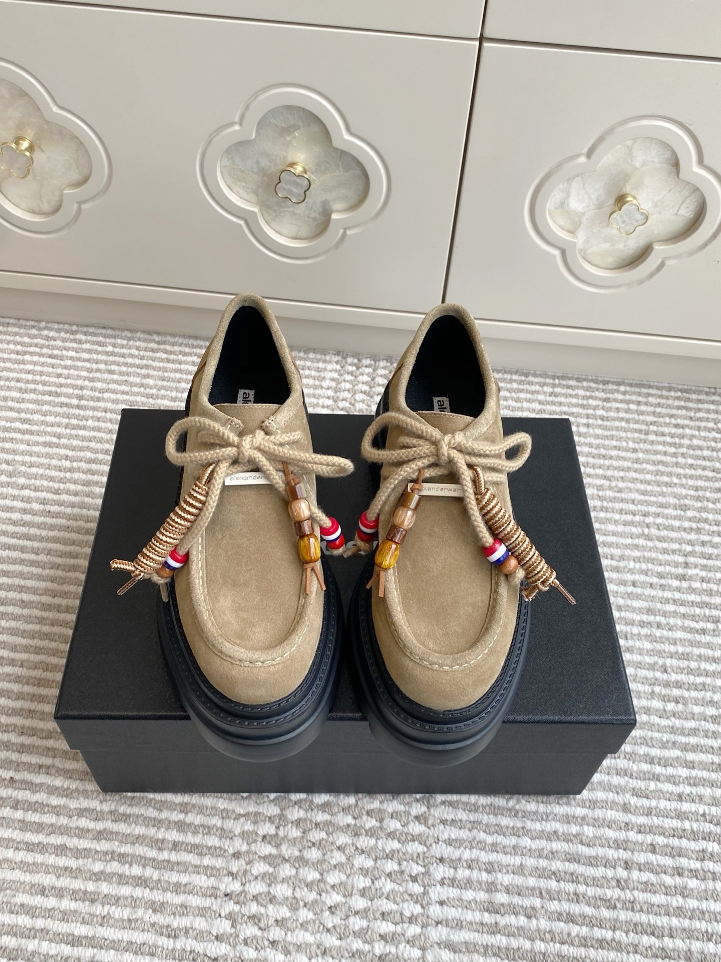 NO:543329,Buy Alexander Wan* aw carter Alexander King Sponge cake thick-soled loafers Jennie King These thick-soled loafers are so great, the same loafers come from the King of Pressure Mountain HaileyBieber!  This pair of stock trading artifacts is coming. Compared with the previous old models and your family, the new models look taller and slimmer. In addition to the classic black, there is also burgundy, which are both low-key and useless colors. Bright Pipi Ge is paired with the iconic brand metal logo, and the 5cm thick bottom design can easily have long legs!  Upper ox back velvet inner sheepskin outsole foam outsole heel height 5cm Size: 35-40 (40 custom made without return), loafers, alexander wang, cartier, loafers, sheepskin19860909批 代购级Alexander Wan* aw carter亚历山大王 松糕厚底乐福鞋 Jennie 大王这双厚底乐福鞋好绝,同款乐福鞋来自压力山大王 HaileyBieber撞鞋！这双炒股神器就是来袭 新款相比之前的老款和你家的显高显瘦,除了经典黑色外,还有酒红色,都是低调白搭的配色 亮皮皮哥搭配标志性的品牌金属徽标,加上5cm厚底设计轻松拥有大长腿！ 鞋面牛反绒 内里羊皮 大底发泡大底 跟高5cm Size:35-40（40 定制不退换）,乐福鞋,alexander wang,cartier,loafers,sheepskin,Women's Shoes