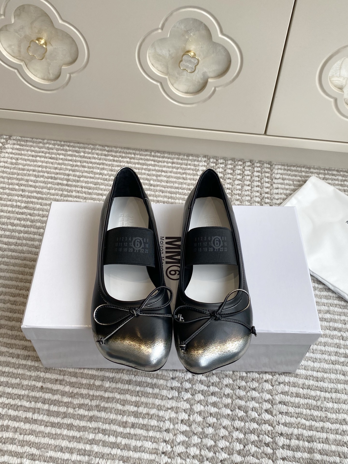 NO:543318,Maison Margiela MM6 Maison Margiela | New Apple-toe ballet shoes Top quality Fashionable and easy to wear I love it very much~ So good I am a super fairy ballet shoes A must-have for fairy fairy. It can be used with skirts and jeans. It can be salty, sweet, cool and soft. Imported goatskin/calfskin/original custom webbing/genuine leather soles. Size35-39 (40/41 custom made without return or exchange), ballet shoes, masion margiela,masion margiela,skirts,jeans,cowhide,sheepskin,Leather soles19860909批 Maison Margiela MM6 马吉拉｜新品苹果头芭蕾舞单鞋 顶级品质 时髦又好穿 超喜欢可可爱爱～好乖啊 超仙的一款芭蕾舞鞋 小仙女必备款 搭配裙子牛仔裤都可以有不同的风格 可鹽可甜可酷可柔 进口山羊皮/小牛皮/原版定制织带/真皮大底 size35-39（40/41定做不退换）,芭蕾舞鞋,masion margiela,masion margiela,skirts,jeans,cowhide,sheepskin,Leather soles,Women's Shoes