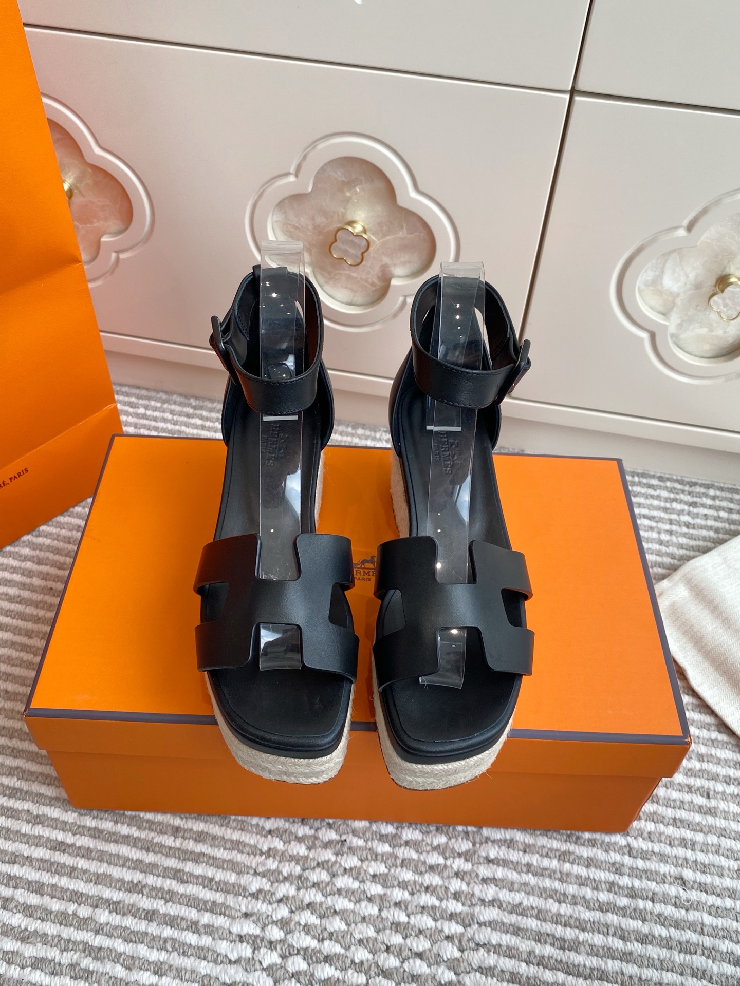 NO:543316,Purchase grade Hermes Hermes elda series · Hemp rope woven thick sole wedge sandals 'H' upper Light braided rope wedge double ring ankle strap to create a fashionable and soft shape The upper is original uniform calfskin/real leather midsole Imported leather outsole Heel height 8cm Front water table 3cm size35-39 (customized for 40.41), high heels sandals, hermes, hermes, sandals, high heels, espadrilles, cowhide, Leather soles19860909批 代购级Hermes 爱马仕elda系列·麻绳草编厚底坡跟凉鞋 “H”型鞋面 轻盈编绳坡跟 双圈踝带打造时尚柔美造型 鞋面原版一致小牛皮/真皮中底 进口真皮大底 跟高8cm 前水台3cm size35-39（40.41定做）,高跟鞋凉鞋,hermes,hermes,sandals,high heels,espadrilles,cowhide,Leather soles,Women's Shoes