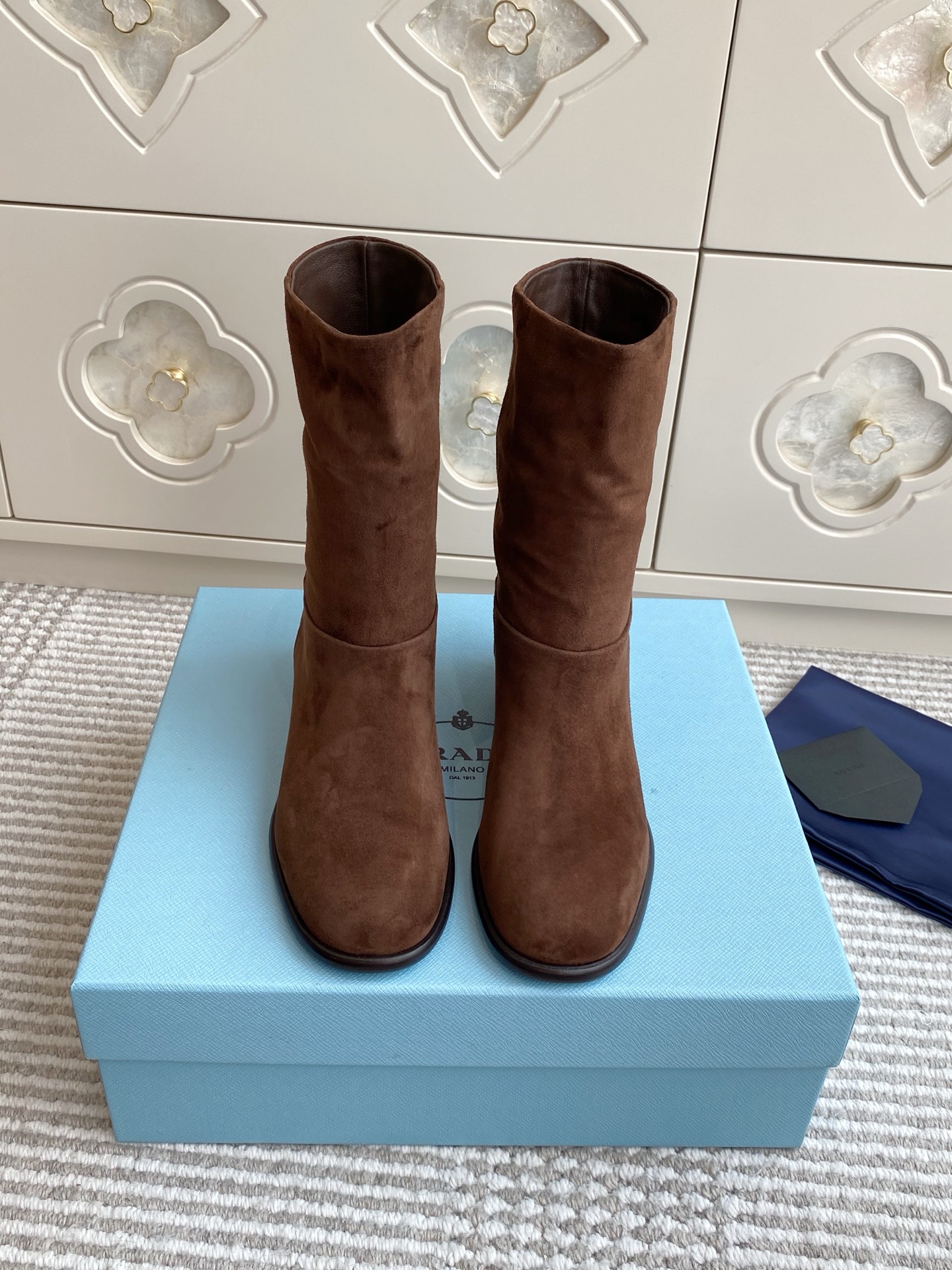 NO:488312,Prad* Prad* Prad* 25ss Autumn and Winter New Suede Boots Suede and Autumn and Winter Perfectly fit, soft and beautiful Fashionable thick-soled casual boots, unique flavor, everyone loves and easily controls, and it will explode every year. There is also a versatile and classic shoe last that can conquer you. Wear it, increase your height and relax without making mistakes, and it is simple and handsome. Imported upper, cashmere, water dyed cowhide, broadsole, leather combination, anti-slip sole, Size34-41 (34/40/41, customized, no return or exchange), boots, prada, prada, boots, cowhide, chamois leather19860909批 代购级Prad* 普拉达 25ss 秋冬 新款麂皮短靴 麂皮和秋冬完美契合,柔和美丽 时尚厚底休闲长靴 ,独到味道,人人都爱也轻松驾驭 每年都会爆.还有就是百搭经典的鞋楦,足以征服你,穿上它,增高休闲两不失误,上脚简单帅气 鞋面进口胎羊绒 内里水染牛皮 大底真皮组合防滑底 Size34-41（34/40/41订做不退换）,靴子,prada,prada,boots,cowhide,chamois leather,Women's Shoes