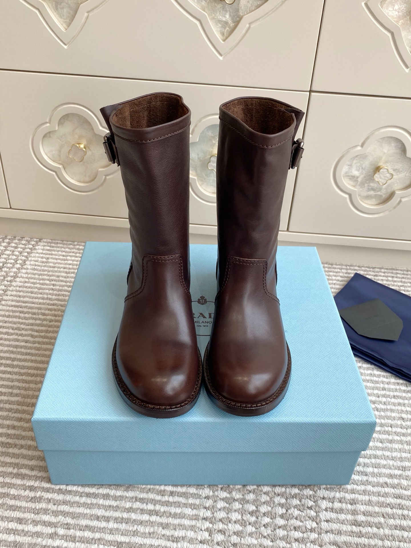 NO:488300,Prad* Prad* Prada 25ss New autumn and winter short boots motorcycle boots are really a must-have boot this winter, full of slackness, super beautiful. Imported vegetable-tanned cowhide upper, water-dyed cowhide, large sole genuine leather combination anti-slip sole Size34-41 (34/40/41 custom made without return), boots, prada, prada, boots, cowhide19860909批 代购级Prad* 普拉达 25ss 秋冬新品短靴 机车靴 真的是这个冬天必入的一款短靴,满满的松弛感,超级好看 鞋面进口植鞣牛皮 内里水染牛皮 大底真皮组合防滑底 Size34-41（34/40/41订做不退换）,靴子,prada,prada,boots,cowhide,Women's Shoes