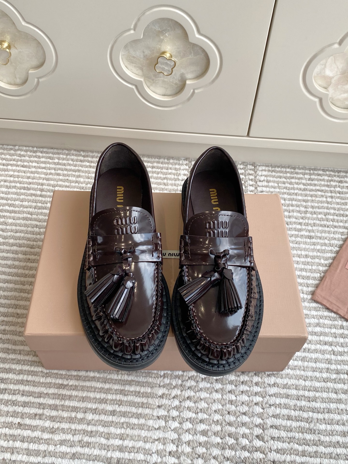 NO:543290,Batch Miu Mi* 25FW heather color New tassel loafers New loafers are well worn. This winter requires a pair of retro shoes to add a sense of atmosphere to you. The height is 3.5cm, the color is high and versatile, the style is playful and fashionable, and the foot is comfortable and slimming. Loafers Academy style soul CP!  White pleated skirt and sweatshirt heavy feeling, loafers fringed details echo the hat, sweet and cool balance is just right~ Fabric open bead cowhide inner sheepskin, original mold open sole Size35-40 (40 custom made without return or exchange), loafers, miumiu, loafers, hoodie, sweatshirts, skirts, cowhide, sheepskin, hats19860909批 Miu Mi* 25FW 石楠木色 新款流苏乐福鞋 新款乐福鞋好好穿,这个冬天需要一对复古感的鞋为你增添氛围感,3.5cm高度适中,颜色高级百搭,款式俏皮时髦,上脚舒适显瘦 乐福鞋学院风灵魂CP！白色百褶裙中和卫衣厚重感,乐福鞋流苏细节和帽子呼应,甜酷平衡得刚好～ 面料开标珠牛皮 内里羊皮 大底原版开模大底 Size35-40（40定制不退换）,乐福鞋,miumiu,loafers,hoodie,sweatshirts,skirts,cowhide,sheepskin,hats,Women's Shoes