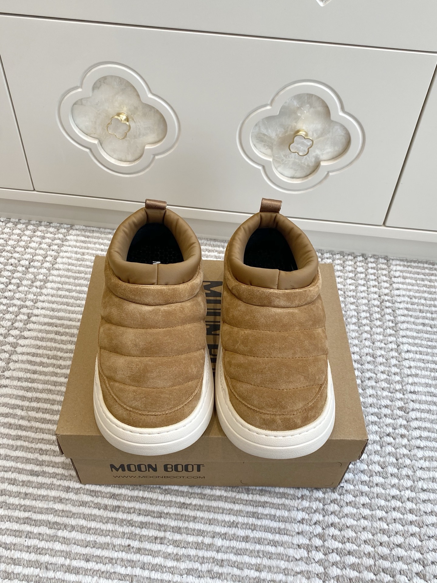 NO:543301,MOON BOOT Park series 25 autumn and winter new style snow boots long-term shopping moonboot snow boots because I want to chase the aurora in winter, I compared many snow boots, super light foamed sole. The classic moonboot model is really unrecurring, and it feels very occupies the suitcase. The shopping genius discovered the park series, warm and daily. 'SOULMATE' is the soul mate. 'SOULMATE' is a pair of shoes that are not divided. Size#35-41 (40 41 custom made without return), snow boots, boots19860909批 MOON BOOT Park系列 25秋冬季新款 雪地靴 长期主义购物一moonboot雪地靴因为冬天想去追极光,对比了很多雪地靴,超轻发泡大底 moonboot的经典款实在太不日常了,而且感觉会很占行李箱本购物小天才发现了park系列,保暖且日常 “SOULMATE ”是灵魂伴侣 “SOULMATE ”是一双不分左右的鞋 Size#35-41（40 41订做不退换）,雪地靴,boots,Women's Shoes