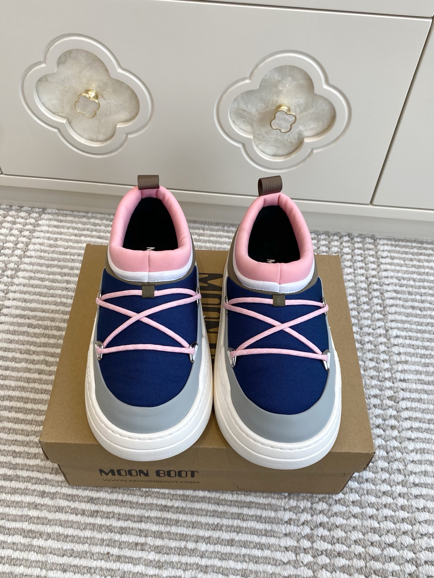 NO:543278,MOON BOOT Park series 25 autumn and winter new style snow boots long-term shopping moonboot snow boots because I want to chase the aurora in winter, I compared many snow boots, super light foamed sole. The classic moonboot style is really unrecurring, and it feels very occupies the suitcase. The shopping genius discovered the park series, warm and daily. 'SOULMATE' is the soul mate. 'SOULMATE' is a pair of shoes that are not divided. Size#35-41 (40 41 custom made without return), snow boots, boots19860909批 MOON BOOT Park系列 25秋冬季新款 雪地靴 长期主义购物一moonboot雪地靴因为冬天想去追极光,对比了很多雪地靴,超轻发泡大底 moonboot的经典款实在太不日常了,而且感觉会很占行李箱本购物小天才发现了park系列,保暖且日常 “SOULMATE ”是灵魂伴侣 “SOULMATE ”是一双不分左右的鞋 Size#35-41（40 41订做不退换）,雪地靴,boots,Women's Shoes