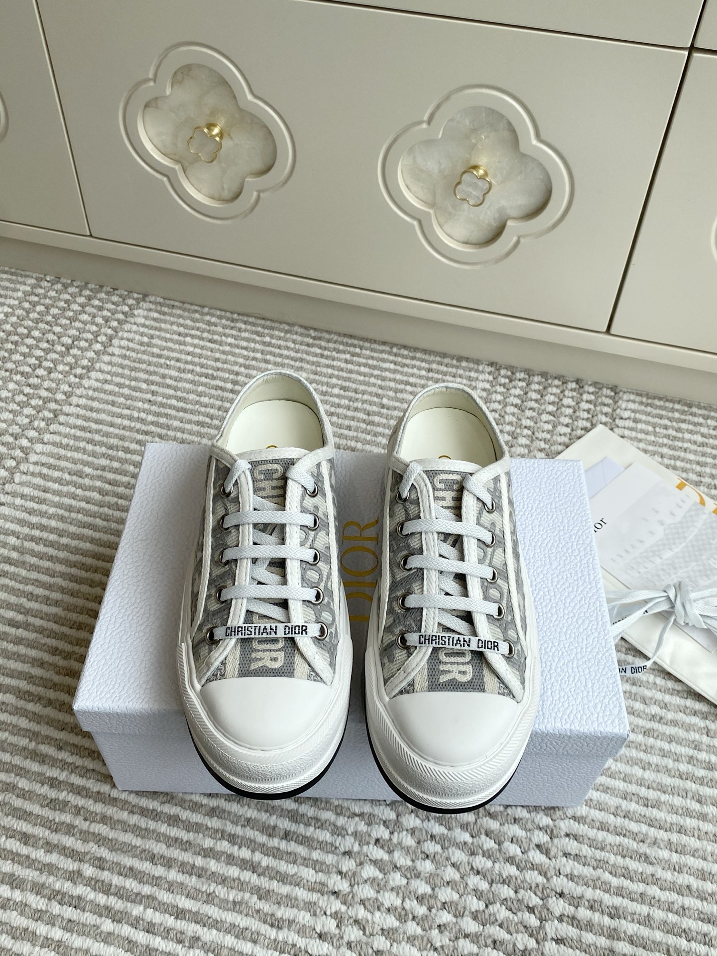 NO:543286,Batch-in-Official Purchase Grade Dio*2025 New WALK'N'DIOR Thick-soled Embroidered Sneakers·Slippers This Walk'n'Dior Thick-soled Sneakers is a fashionable item that enhances the style of the series. Oblique printed cotton embroidered upper, paired with comfortable thick soles, tongue and Christian Dior Paris logo laces. It can add fashionable temperament to all kinds of casual styles. Original custom cotton embroidered canvas surface/3d three-dimensional embroidery print cowhide inner footbed Original open mold two-color lucky star outsole size35-40 (41 custom made no return or exchange), casual shoes/sports, dior, sneakers, slippers, cowhide19860909批 代购级Dio*2025新品WALK'N'DIOR 厚底刺绣运动鞋·拖鞋 这款 Walk'n'Dior 厚底运动鞋是一款时尚单品,提升该系列的格调.Oblique 印花棉质刺绣鞋面,搭配舒适厚底、鞋舌和 Christian Dior Paris 标志鞋带.可为各式休闲造型增添时髦气质. 原版定做棉质刺绣帆布面/3d立体刺绣印花 牛皮内里垫脚 原版开模双色幸运星大底 size35-40（41定做不退换）,休闲鞋/运动鞋,dior,sneakers,slippers,cowhide,Women's Shoes