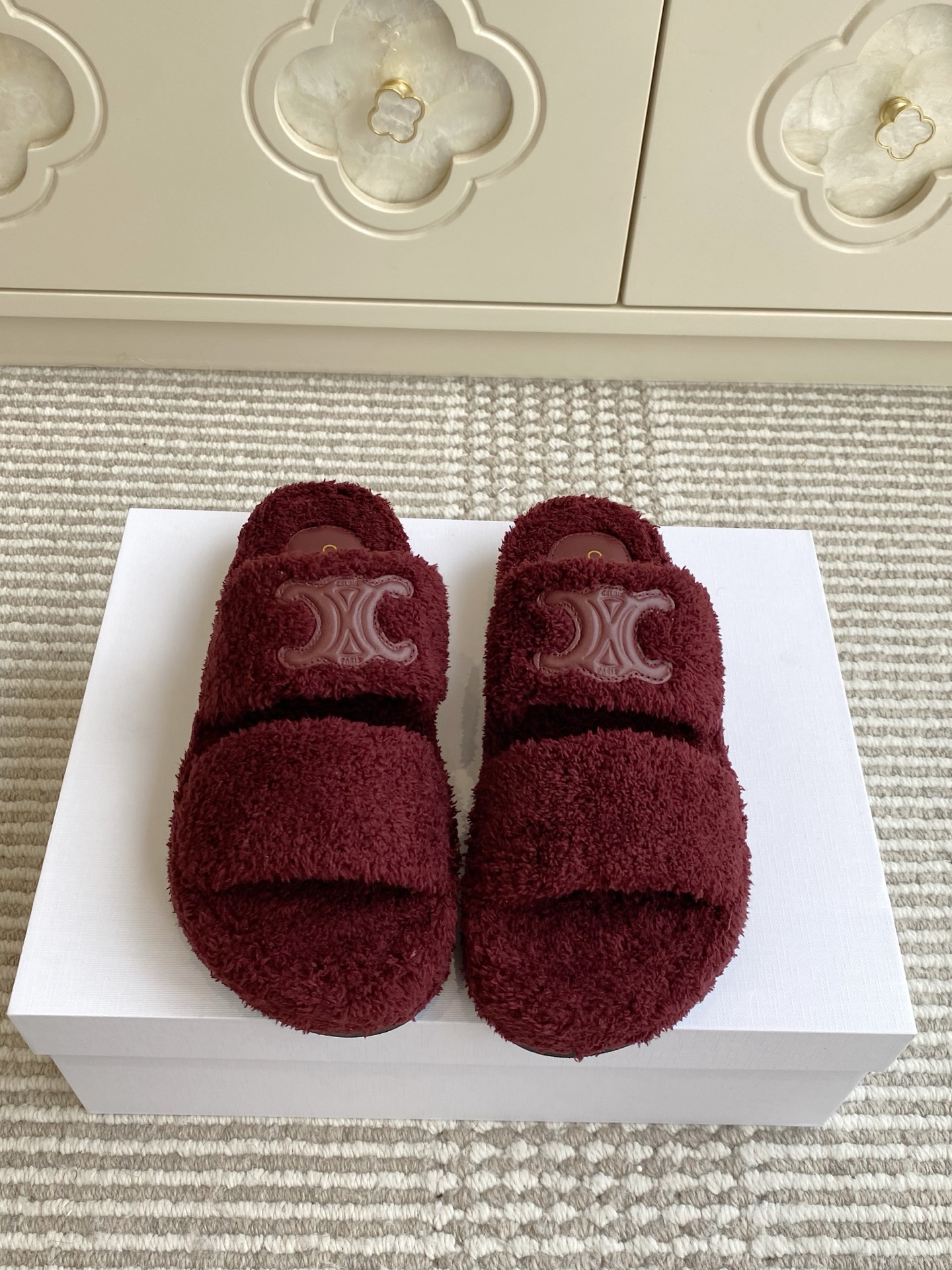 NO:543277,CELIN* /Celin 25ss New autumn and winter products, thick-soled fur slippers, this season's Selin made me love it again!  There are too many beautiful shoes in this season. This wool drag really makes me unable to extricate myself. It's so cute. We are doing the same as the original. All of them use original custom towel cotton. The outsole we choose the same TPU material as the original. The upper is original custom towel cotton. The inner towel cotton. The outsole rubber sole. Size35-40. The fur shoes and slippers. Celine, celine, slippers.19860909批 CELIN* /塞琳 25ss 秋冬新品 一脚蹬厚底毛毛拖鞋 这一季的赛琳又让我重新爱了它一次！ 这季节美鞋太多这款毛拖真的是让我无法自拔真太可爱了～  我们做到与原版一致满鞋 全部采用原版定制毛巾棉,大底我们选用的是与原版一样的TPU材质 鞋面原版定制毛巾棉 内里毛巾棉 大底橡胶底 Size35-40,毛毛鞋拖鞋,celine,celine,slippers,Women's Shoes