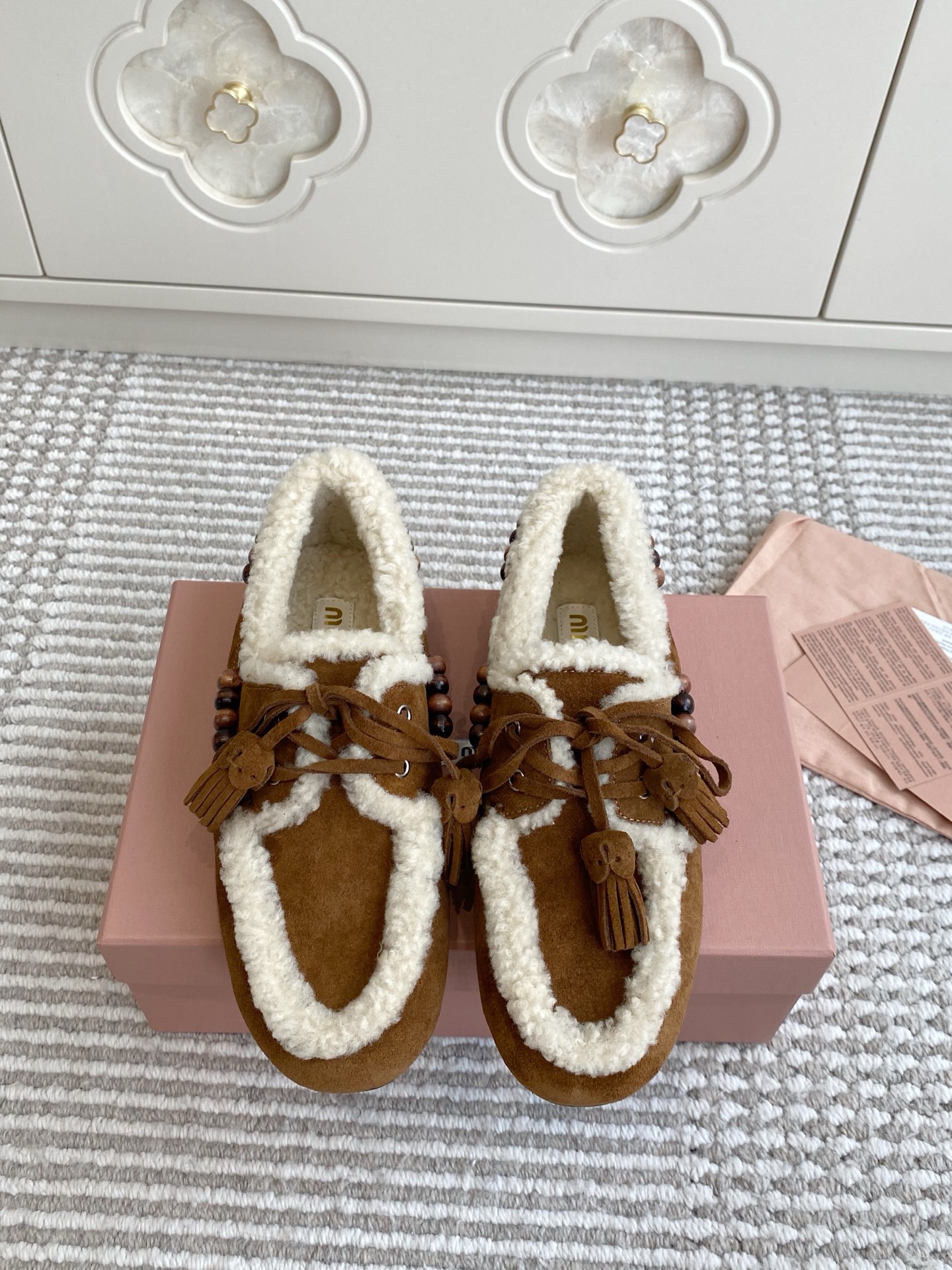 NO:543268,Pill-shaped wool (original box packaging) Purchase grade Miu Mi* 25FW deck shoes Suede boat shoes Wool loafers Miumiu's new deck shoes are too design-like, full of autumn and winter atmosphere, comfortable and fashionable, new autumn and winter suede kicks, playful lace-up tassels, retro dry color, grinding design inside makes the wear experience more high-end fabric Niujing inner sheepskin/wool outsole rubber sole Size35-41 (40.41 custom-made without return or exchange), loafers fur shoes, miumiu, loafers, sheepskin, chamois leather19860909批皮里 羊毛（原版盒包装） 代购级Miu Mi* 25FW deck shoes 麂皮船鞋 羊毛乐福鞋 miumiu家新款deck shoes也太有设计感了吧,秋冬氛围感拉满,舒适又时尚,秋冬新款麂皮一脚蹬,俏皮的系带流苏,复古的干异色系,内里磨毛的设计让穿着体验度更加高涨 面料牛京 内里羊皮/羊毛 大底橡胶大底 Size35-41（40.41定制不退换）,乐福鞋毛毛鞋,miumiu,loafers,sheepskin,chamois leather,Women's Shoes