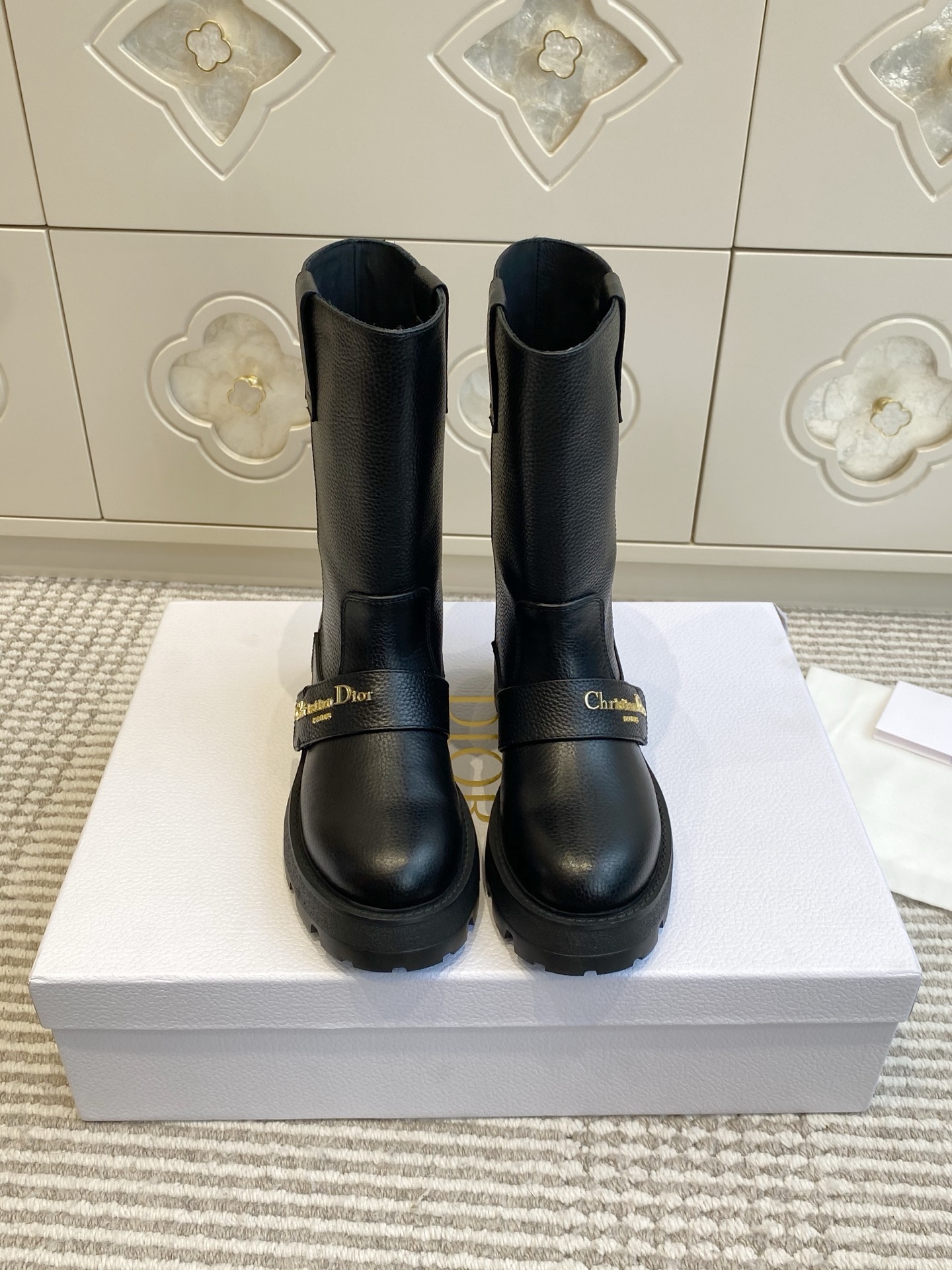 NO:543257,Dior FW's new D-Quest thick-soled mid-boots boots, top quality This D-Quest boots are a classic logo with a new interpretation of Dior high-definition style. They are carefully crafted from black soft grain cowhide leather, with straight silhouettes, and the decorative band on the front is embellished with a golden metallic Christian Dior Paris logo to enhance the style. The thick and light notched rubber sole makes it more casual and elegant. The upper is made of calfskin, Lucky Star Lucky Star Outsole!  Top quality size 35-41 (41 customization without return and exchange), boots, dior, dior, boots, cowhide19860909批 Dior 迪奥fw新款D-Quest厚底中筒靴 长靴 顶级品质 这款 D-Quest 靴子全新演绎 Dior 高订风格的经典标识.采用黑色柔软粒面牛皮革精心制作,直筒廓形,正面装饰性饰带点缀以金色饰面金属 Christian Dior Paris 标志提升格调.厚实而轻盈的凹口橡胶鞋底更显休闲优雅. 鞋面小牛皮材质,幸运星幸运星大底！ 顶级精品size 35-41（41定制不退换）,靴子,dior,dior,boots,cowhide,Women's Shoes