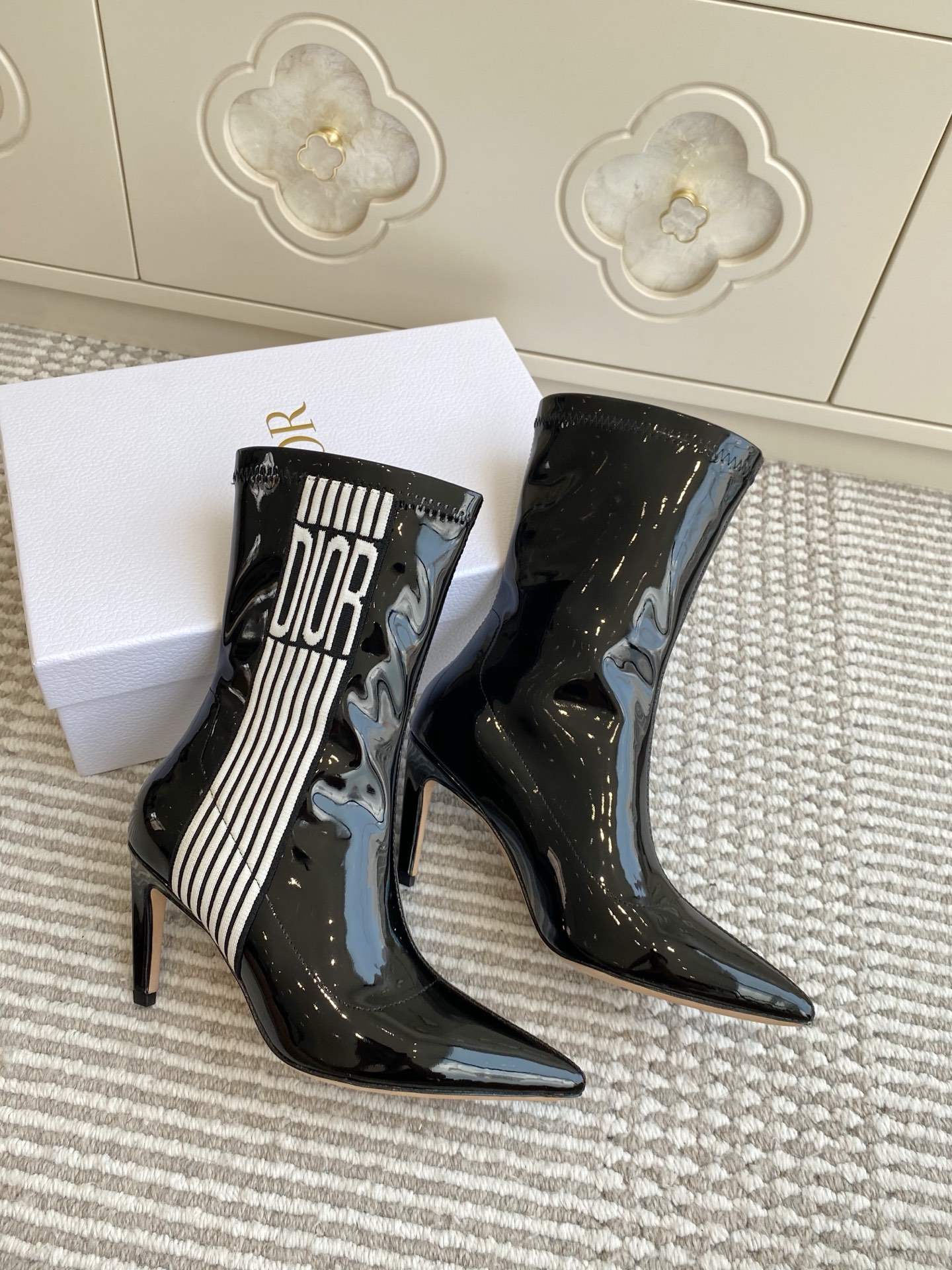 NO:543265,Short boots, long boots Dior Dior's new autumn and winter Optical-D embroidered webbing elastic high boots, thin-leg women's boots, the same style as the star's CD letter logo three-dimensional embroidery jacquard Graphique pattern pointed toe color-blocking high-heeled boots Material upper imported waterproof Lycra/Yangjing/patent leather/calfskin/+water-dyed sheepskin feet+Italian genuine leather outsole Long tube height: about 40cm, high heel 8cm, low heel 5cm  Size: 34-43 (34.40.41.42.43 customized, non-refundable and non-exchangeable), boots, dior, dior, boots, cowhide, sheepskin, sheep, Leather soles19860909批短靴 长靴 Dior 迪奥秋冬新款Optical-D刺绣织带弹力高筒靴 瘦腿女靴 明星同款CD字母logo立体刺绣提花Graphique图案尖头拼色高跟靴 材质鞋面进口防水莱卡/羊京/漆皮/小牛皮/+水染羊皮垫脚+意大利真皮大底 长款筒高:40cm左右 高跟8cm 低跟5cm Size:34-43（34.40.41.42.43定制不退不换),靴子,dior,dior,boots,cowhide,sheepskin,sheep,Leather soles,Women's Shoes