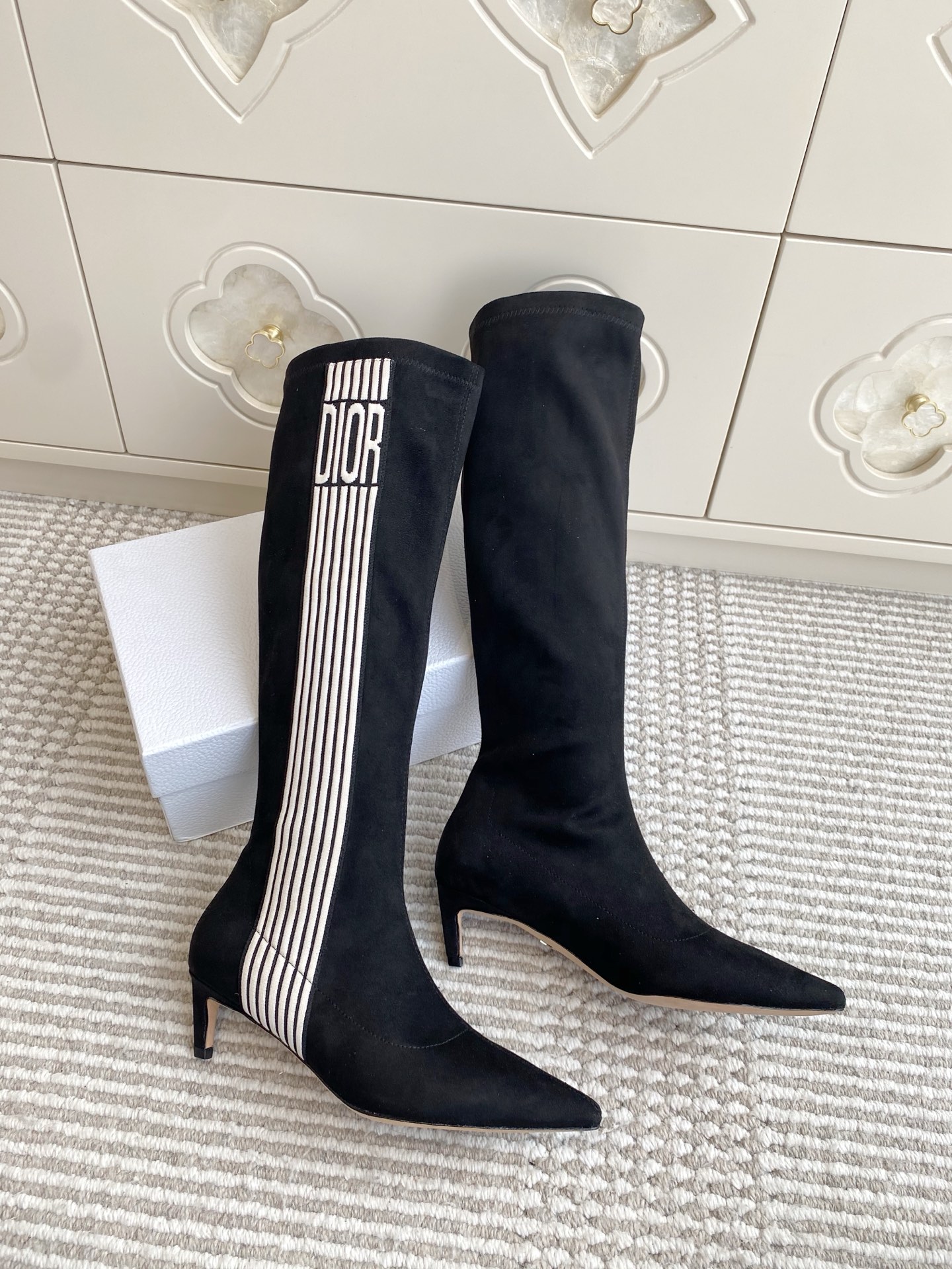 NO:543269,Short boots, long boots, Dior, new Optical-D embroidered webbing elastic high boots, slim legs, women's boots, same style of celebrity CD letter logo, three-dimensional embroidered jacquard Graphique pattern pointed toe color-blocking high heel boots, material upper imported waterproof lycra/Yangjing/Paint leather/Calf leather/+water dyed sheepskin footbed + Italian leather outsole, long barrel height: about 40cm, high heel 8cm, low heel 5cm Size: 34-43 (34.40.41.42.43 customization, no return or replacement), boots, dior, dior, boots, cowhide, sheepskin, sheep, Leather soles19860909批短靴 长靴 Dior 迪奥秋冬新款Optical-D刺绣织带弹力高筒靴 瘦腿女靴 明星同款CD字母logo立体刺绣提花Graphique图案尖头拼色高跟靴 材质鞋面进口防水莱卡/羊京/漆皮/小牛皮/+水染羊皮垫脚+意大利真皮大底 长款筒高:40cm左右 高跟8cm 低跟5cm Size:34-43（34.40.41.42.43定制不退不换),靴子,dior,dior,boots,cowhide,sheepskin,sheep,Leather soles,Women's Shoes