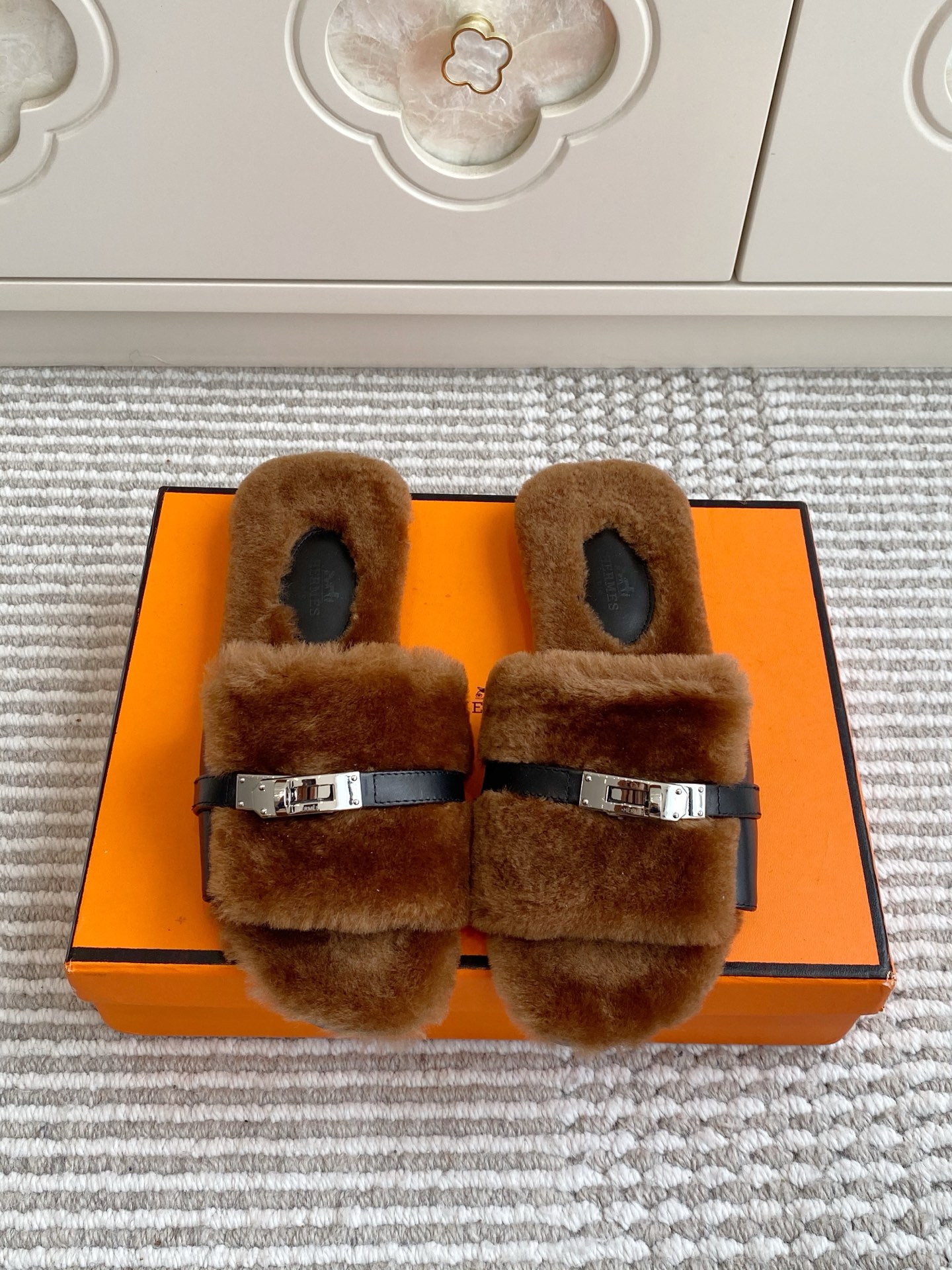NO:543232,Purchase grade Hermes Giulia series Kelly buckle flat fur slippers Top quality Calfskin wool slippers, paired with classic Kelly shoe buckles. Simple and smooth design, creating a fashionable and soft look. Imported calfskin/wool/sheepskin lining Imported leather outsole size35-39 (customized for 40/41 without return or exchange), furry slippers, hermes, hermes, slippers, cowhide, sheepskin, Leather soles19860909批 代购级Hermes爱马仕Giulia系列Kelly扣平底毛毛拖鞋 顶级品质 小牛皮羊毛拖鞋,搭配经典Kelly鞋扣. 设计简约流畅,打造时尚柔美造型. 进口小牛皮/羊毛/羊皮内里 进口真皮大底 size35-39（40/41定做不退换）,毛毛鞋拖鞋,hermes,hermes,slippers,cowhide,sheepskin,Leather soles,Women's Shoes