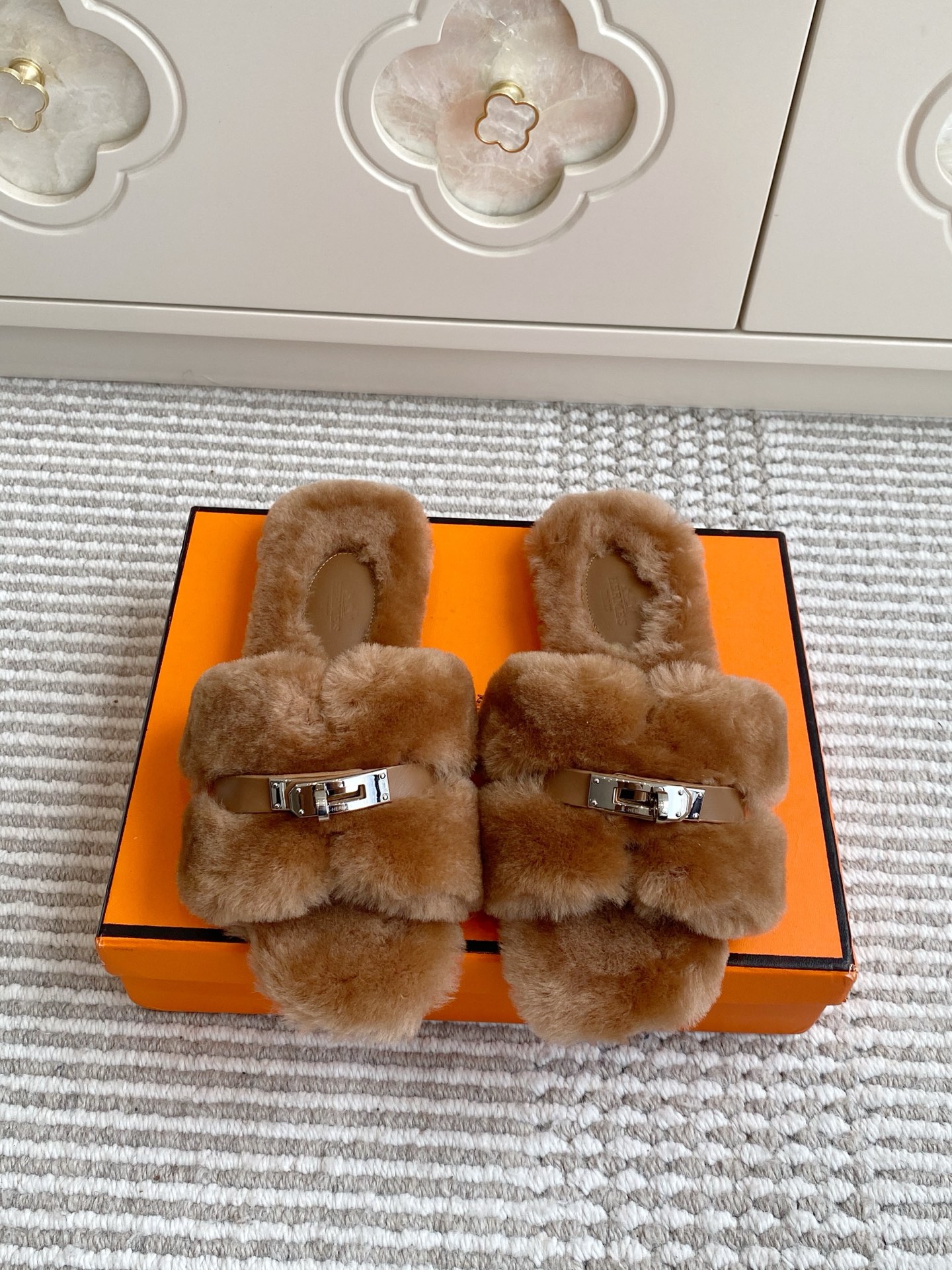 NO:543238,Batch purchasing agent Hermes Giulia series Kelly buckle flat fur slippers, top quality calfskin wool slippers, with classic Kelly shoe buckle. Simple and smooth design, creating a fashionable and feminine look. Imported calfskin/wool/sheepskin lining imported leather outsole size 35-39 (40/41 custom-made non-returnable), fur slippers, hermes, hermes, slippers, cowhide, sheepskin, Leather  soles19860909批 代购级Hermes爱马仕Giulia系列Kelly扣平底毛毛拖鞋 顶级品质 小牛皮羊毛拖鞋,搭配经典Kelly鞋扣. 设计简约流畅,打造时尚柔美造型. 进口小牛皮/羊毛/羊皮内里 进口真皮大底 size35-39（40/41定做不退换）,毛毛鞋拖鞋,hermes,hermes,slippers,cowhide,sheepskin,Leather soles,Women's Shoes