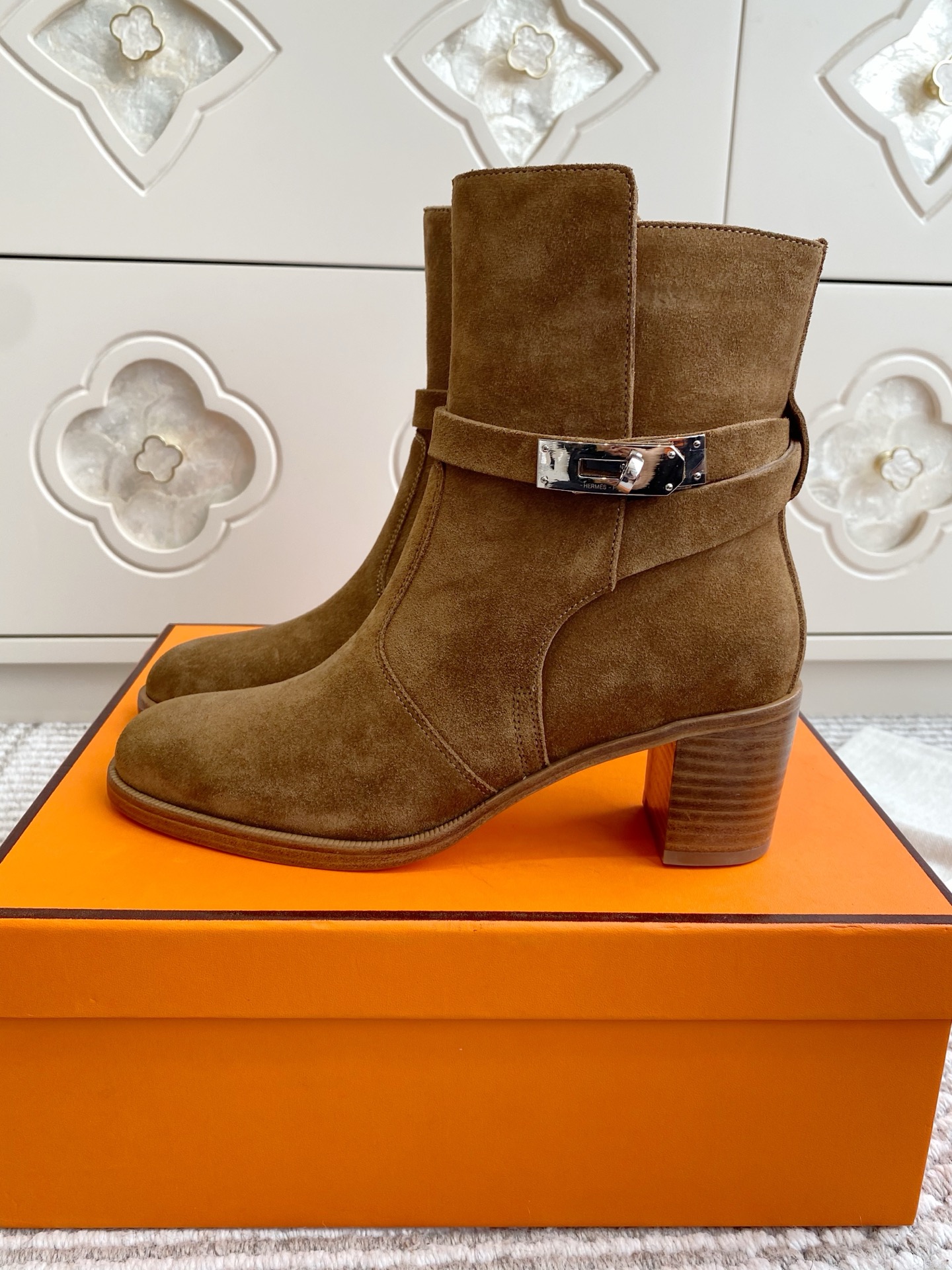 NO:543248,Buy Hermes Frenchie Ankle Boots Thick Heel Boots Calfskin High Heel Ankle Boots, Paired with Kelly Shoe Buckles, Create a fashionable look. Heel height 5cm Imported leather sole size35-39 (customized by 40/41/42), boots, hermes, hermes, boots, cowhide, Leather soles19860909批 代购级Hermes 爱马仕Frenchie 及踝靴粗跟短靴 小牛皮高跟及踝靴,搭配Kelly鞋扣.打造时尚造型. 跟高5cm 进口真皮大底 size35-39（40/41/42定做）,靴子,hermes,hermes,boots,cowhide,Leather soles,Women's Shoes