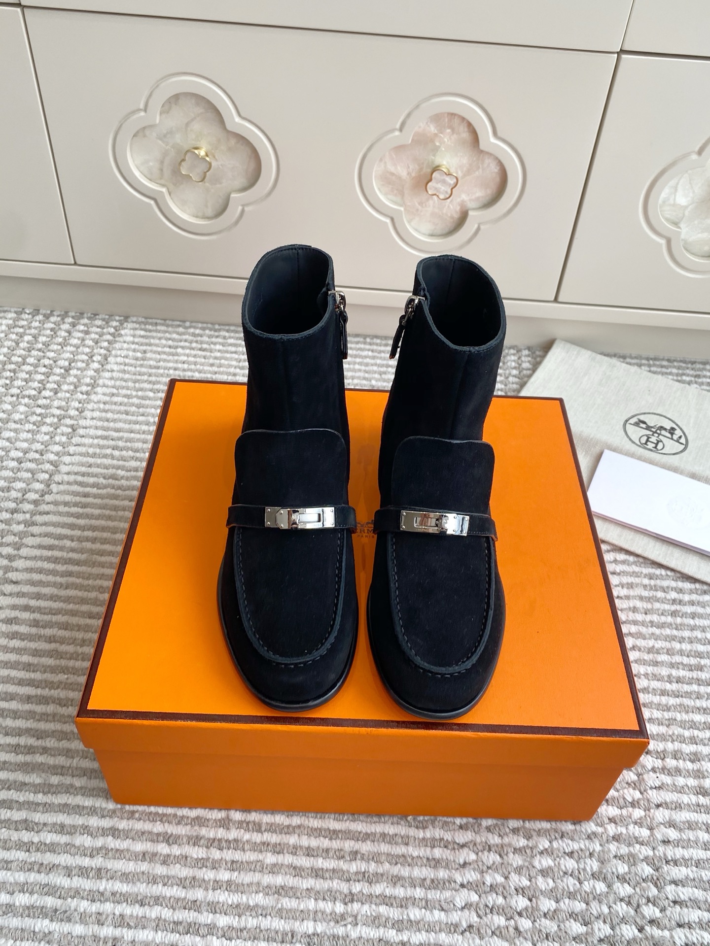 NO:629665,Batch purchasing agent Hermes Kelsy ankle boots Kelly buckle short boots calf leather ankle boots with Kelly shoe buckle to create a fashionable look. Imported genuine leather outsole size 35-39 (customized 40/41/42), boots, hermes, hermes, boots, cowhide, Leather soles19860909批 代购级Hermes 爱马仕Kelsy及踝靴Kelly扣短靴 小牛皮及踝靴,搭配Kelly鞋扣.打造时尚造型. 进口真皮大底 size35-39（40/41/42定做）,靴子,hermes,hermes,boots,cowhide,Leather soles,Women's Shoes