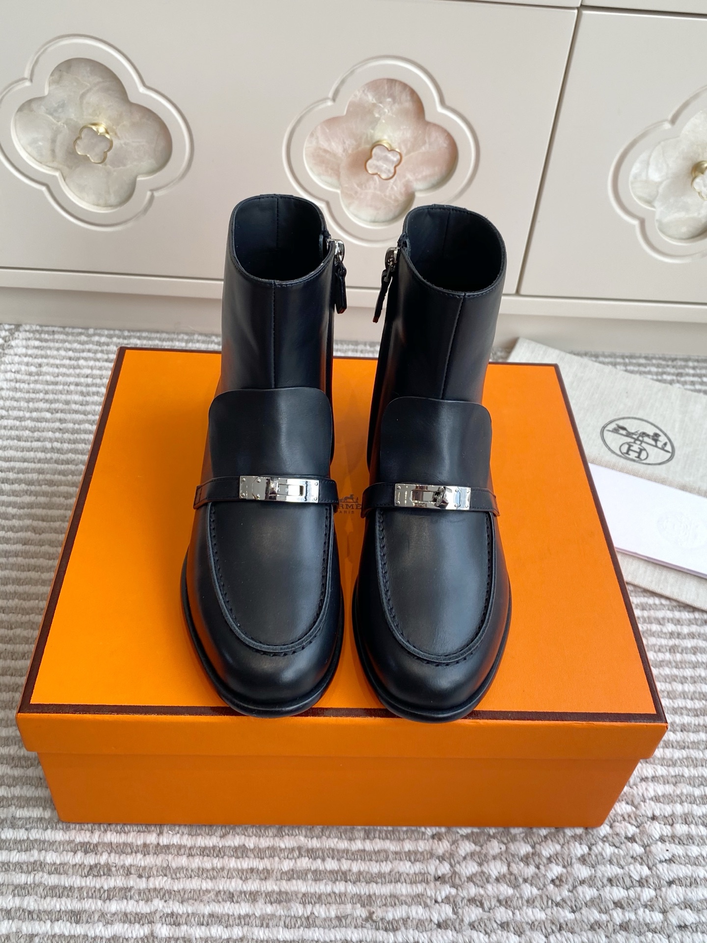 NO:543228,Buy Hermes Kelsy ankle boots Kelly button boots Calf leather ankle boots, paired with Kelly shoe buttons to create a fashionable look. Imported leather sole size35-39 (customized by 40/41/42), boots, hermes, hermes, boots, cowhide, Leather soles19860909批 代购级Hermes 爱马仕Kelsy及踝靴Kelly扣短靴 小牛皮及踝靴,搭配Kelly鞋扣.打造时尚造型. 进口真皮大底 size35-39（40/41/42定做）,靴子,hermes,hermes,boots,cowhide,Leather soles,Women's Shoes