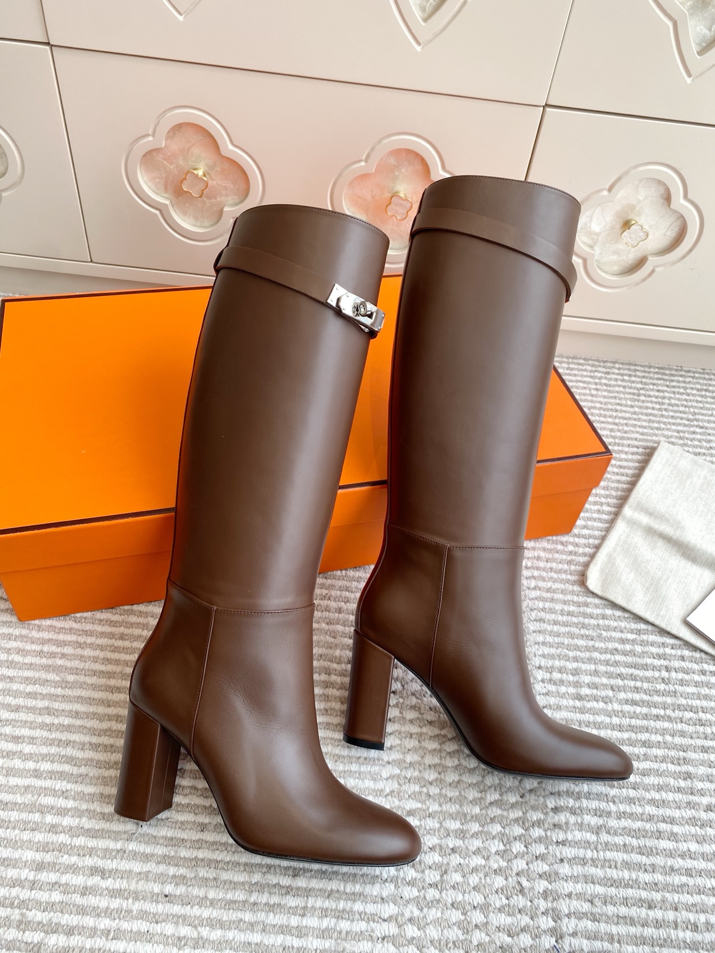 NO:543246,Purchase level!  Hermes Story series·Elegant temperament high heel thick heel boots, iconic kelly buckle, sleek design!  Upper original calfskin/Niujing, cowhide inner footbed Custom-grade Italian leather outsole Heel height 9cm size35-39 (40/41/42 Customized without return and exchange), boots, hermes, hermes, boots, cowhide, Leather soles19860909批 代购级别！ Hermes爱马仕Story系列·优雅气质高跟粗跟长靴 标志性的kelly扣,圆滑的设计！ 鞋面原版小牛皮/牛京、牛皮内里垫脚 定制级意大利真皮大底 跟高9cm size35-39（40/41/42定制不退换）,靴子,hermes,hermes,boots,cowhide,Leather soles,Women's Shoes
