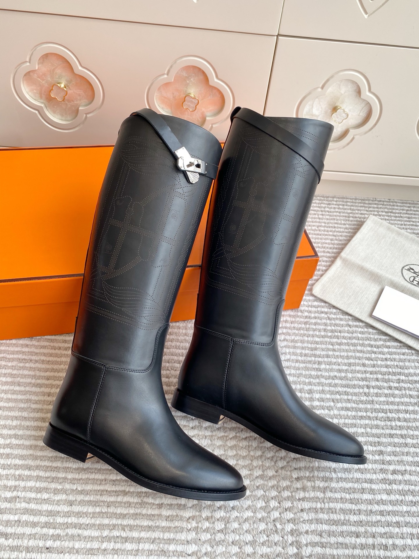 NO:543240,Batch Laser Horse Head Purchase Level Hermes Jimping Series!  kelly button classic knight boots H's classic combat boots, simple and elegant, and handsome. Laser hollow design, gray and high-end Azizi [Deyi] Upper original calfskin inner lambskin Italian custom-grade original leather sole size35-39 (40/41/42 custom-made without return or exchange), boots, hermes, hermes, boots, cowhide, sheepskin, Leather soles19860909批 激光马头款 代购级别hermes爱马仕Jimping系列！kelly扣经典骑士靴 H家的经典战靴、简洁大气、帅气十足 激光镂空设计灰常高级的亚子[得意] 鞋面原版小牛皮 内里小羊皮 意大利定制级原版真皮大底 size35-39（40/41/42定制不退换）,靴子,hermes,hermes,boots,cowhide,sheepskin,Leather soles,Women's Shoes