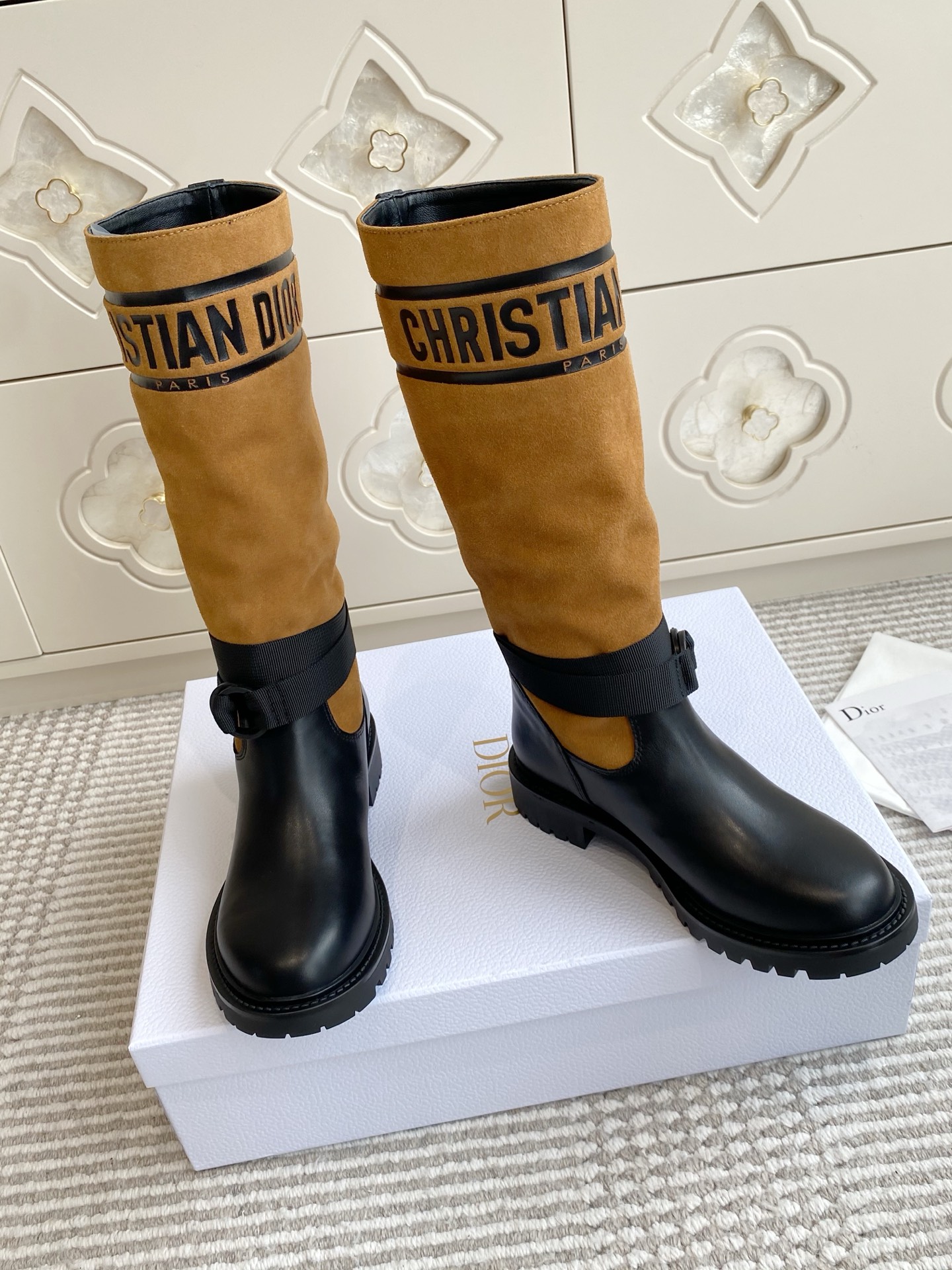 NO:543226,Pipili Mauri Purchase grade Dior classic knight boots #New color matching graffiti straight boots High-density imported machine woven!  Electric embroidery technology is not a flying elastic cloth on the market!  All original molds are opened with webbing and round buckle!  High-density TPU outsole Materials and craftsmanship Body original technology fabric and cowhide lining wool lining and cowhide upper is marked with Miss Dior Graffiti pattern Paired with adjustable nylon straps at the ankles Notched rubber sole is decorated with Christian Dior Lucky Star Size35-40 (customized for 41/42 non-return and exchange), boots, dior, dior, boots, cowhide19860909批皮里 毛里 代购级Dior迪奥经典款骑士长靴 #新配色涂鸦直筒靴 高密度进口机器梭织！电绣工艺,并非市面飞织弹力布！织带和圆扣全部原版开模！高密度TPU大底 材料与工艺 主体原版科技面料和牛皮革 里料羊毛里和牛皮革 鞋面饰以Miss Dior Graffiti图案标志 脚踝处搭配可调节尼龙饰带 凹口橡胶鞋底饰以Christian Dior幸运星符号  Size35-40（41/42定做不退换）,靴子,dior,dior,boots,cowhide,Women's Shoes