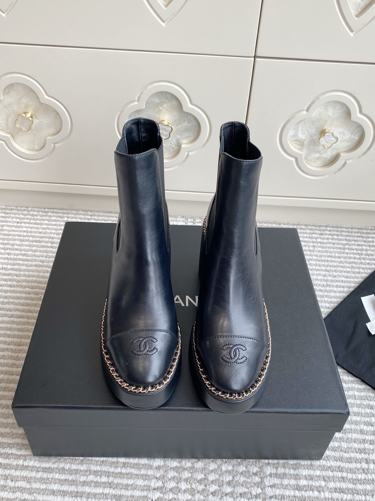 NO:543230,Purchase-related 25ss Early Autumn Chane*l counter new spliced ​​chain thick heel boots This thick sole has a very high exit rate in European and American street photography, and the ins is also popular. The overall smoothness of the lines remains the same as the original version. It is really charming. I believe that women with taste will like it. The goddess's weapon [Perfect] is simply growing on my aesthetic point!  It is made of high-quality genuine leather material, full of texture and very comfortable to touch. The thick sole design not only increases height and makes you look slim, but also makes you walk steadily. The simple Chelsea boot style is versatile and fashionable. Whether it is matched with jeans or small skirts, you can easily create different styles. Wear it in spring and autumn, which is both warm and beautiful, and is simply a magical artifact that coexists fashion and practicality. Upper cowhide sheepskin, outsole Italian leather outsole size 35-39 (40.41 custom-made, non-return and exchange), boots, chanel, boots, skirts, jeans, cowhide, sheepskin, Leather soles19860909批 代购级25ss早秋Chane*l专柜新款拼接链条粗跟短靴 这款厚底在欧美街拍中出境率超高,ins也是火了一把,整体线条流畅性保持跟原版一致,真的太有魅力了,我相信有品味的女人会看上它女神的利器[得意]简直长在我的审美点上！采用优质真皮材质,质感满满,摸起来超舒服. 厚底设计不仅增高显瘦,走起路来还稳稳当当.简约的切尔西靴款式,百搭又时尚,不管是搭配牛仔裤还是小裙子,都能轻松打造出不同的风格.春秋季节穿它出门,既保暖又好看,简直是时尚与实用并存的神器 鞋面牛皮 内里羊皮 大底意大利真皮大底 码数35-39（40.41定制不退换）,靴子,chanel,boots,skirts,jeans,cowhide,sheepskin,Leather soles,Women's Shoes