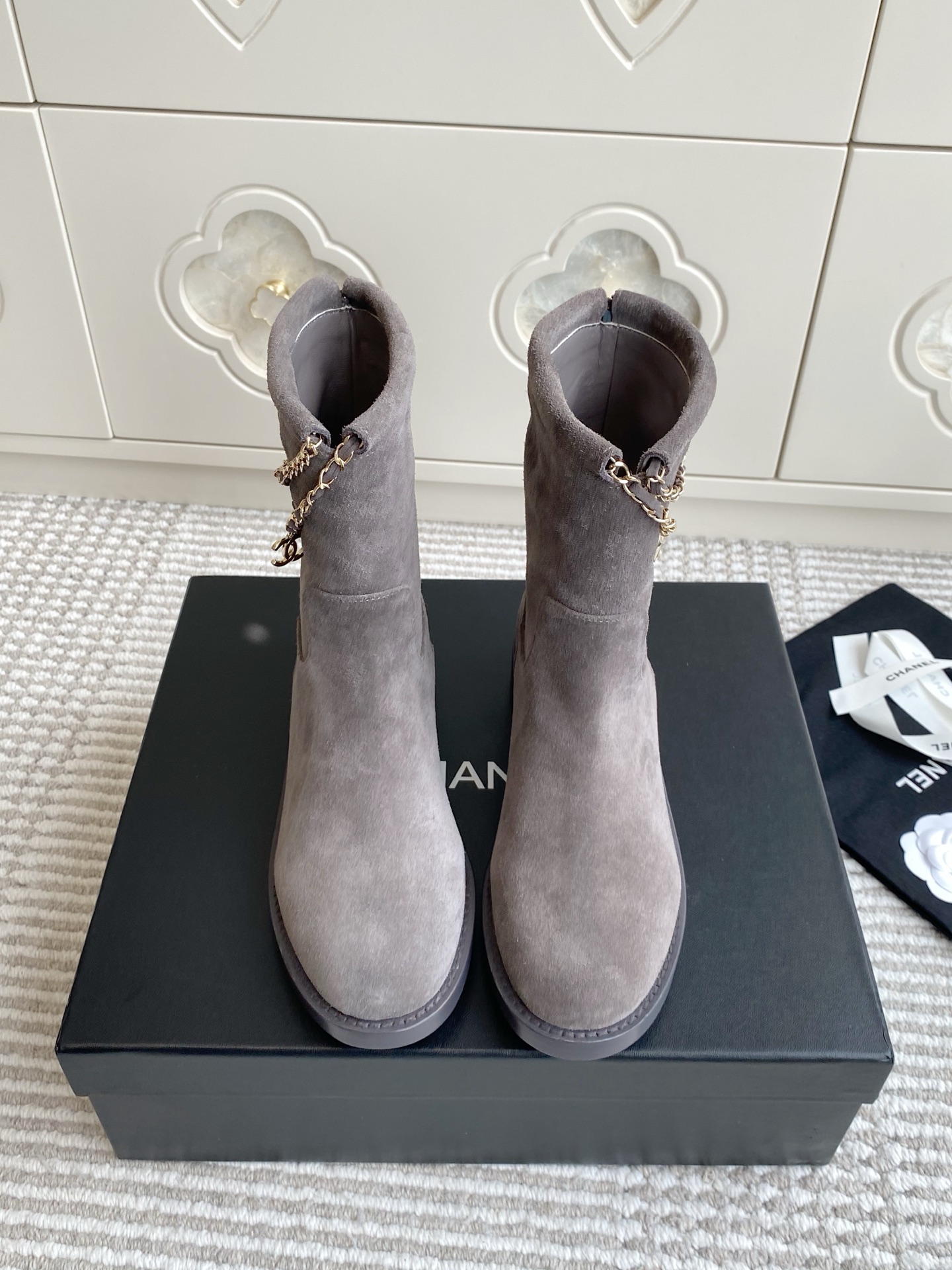 NO:543236,Purchase-Agent Chanel 2025 new style | Autumn and Winter New Suede Chain Boots The ultimate answer to the high-end feeling of autumn and winter Xiaoxiang high-end handicraftsmanship is ingeniously created. Every inch of suede is wrapped in delicate and warmth. Perfectly adapted to the autumn and winter wear scenes. The iconic brand chain embellishes the shoe body without unnecessary decoration. It carries high-end and exquisite into the details. It makes you look noble when you put it on your feet. It is an indispensable textured item in this autumn and winter wardrobe. size35-41 (40/41 custom-made, non-return and exchange), boots, chanel, boots, chamois leather19860909批 代购级Chanel 2025新款 ｜秋冬新品麂皮绒链条短靴 秋冬高级感的终极答案 小香高级手工坊匠心打造 每一寸麂皮绒都裹挟着细腻暖意 完美适配秋冬穿搭场景 标志性品牌链条点缀鞋身 无需多余装饰 便将高级与精致刻进细节里 上脚即显贵 轻松成为造型的点睛之笔 是这个秋冬衣橱里不可缺少的质感单品 size35-41（40/41定做不退换）,靴子,chanel,boots,chamois leather,Women's Shoes