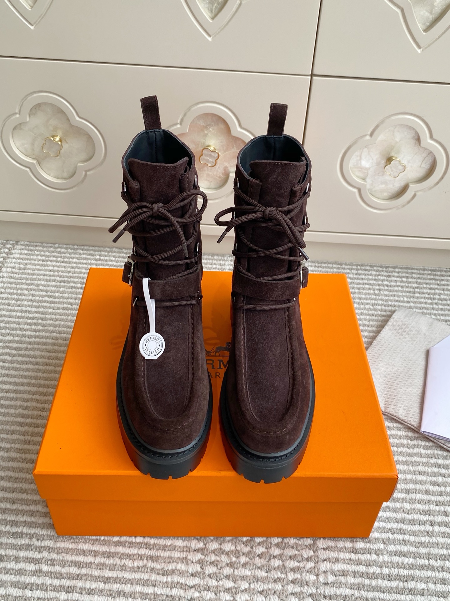 NO:543242,Buy Hermes ~ Land thick-soled lace-up boots Martin boots Calfskin ankle boots, paired with rubber thick-soled boots!  Create a bold urban style!  Imported calfskin/Niujing Original open mold anti-slip rivets large sole size35-39 (40/41 custom made without return or exchange), boots, hermes, hermes, boots, cowhide19860909批 代购级Hermes爱马仕～Land厚底系带短靴 马丁靴 小牛皮及踝靴,搭配橡胶厚底！打造大胆都市风格！ 进口小牛皮/牛京 原版开模防滑铆钉大底 size35-39（40/41定做不退换）,靴子,hermes,hermes,boots,cowhide,Women's Shoes