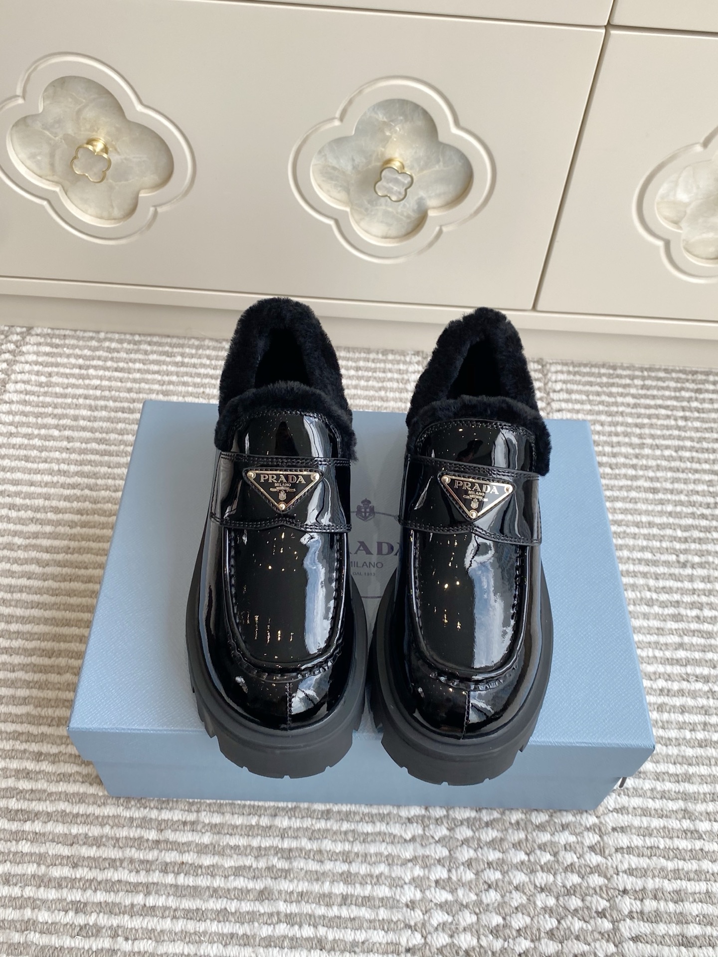 NO:543222,Purchase grade Prada autumn and winter new triangle standard warm wool thick sole loafers | Top purchasing grade quality Material and craftsmanship Original beaded cowhide/cow patent leather/suede Wool zp molded outsole size35-39 (40, 41 custom made without return or exchange), loafers, prada, prada, loafers, cowhide, chamois leather19860909批  代购级 Prada普拉达秋冬新款三角标保暖·羊毛厚底乐福鞋｜顶级代购级别品质 材质与工艺 原版开边珠牛皮/牛漆皮/麂皮 羊毛 zp开模大底 size35-39（40、41定做不退换）,乐福鞋,prada,prada,loafers,cowhide,chamois leather,Women's Shoes