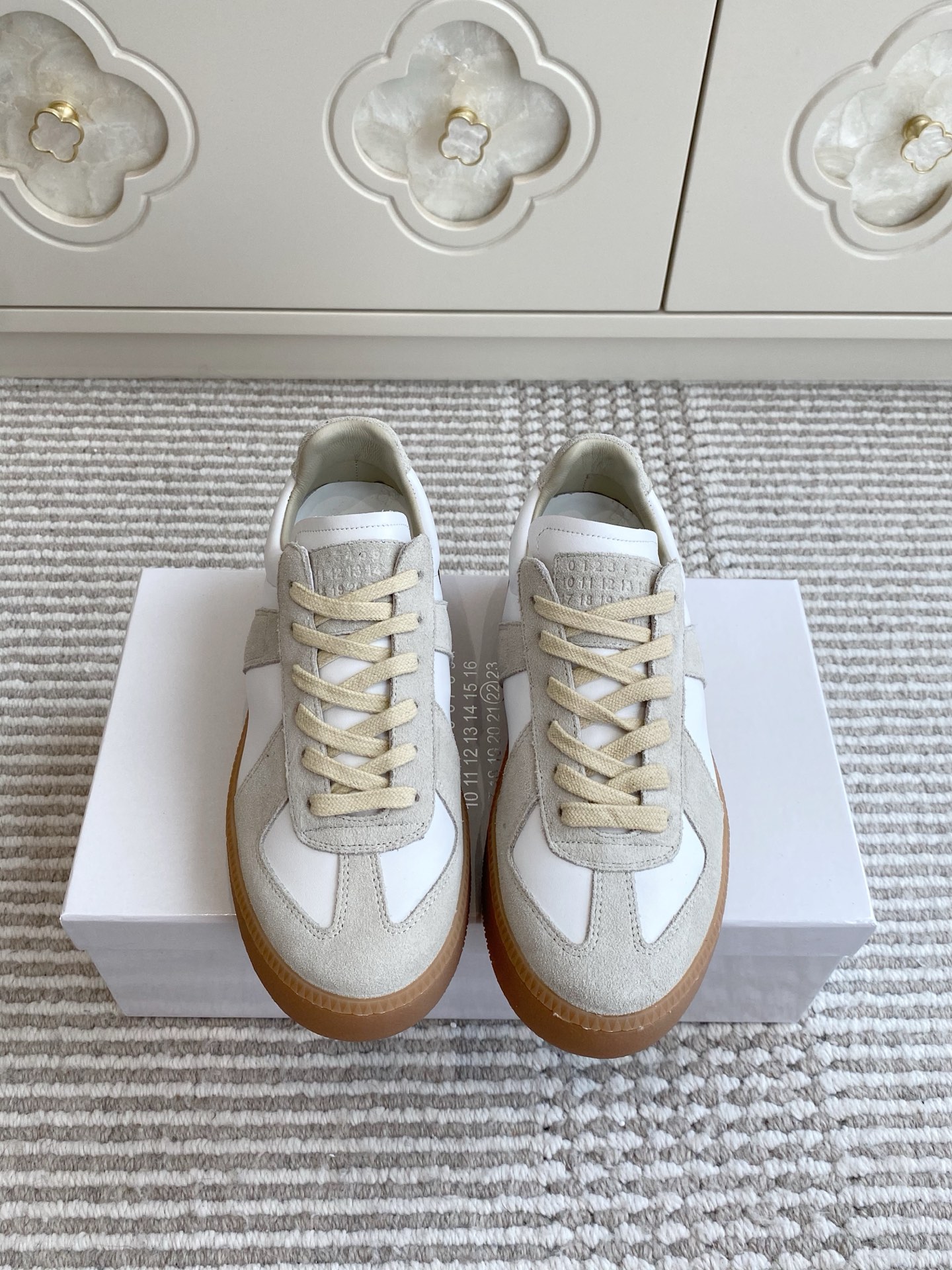 NO:543218,Maison Margiela MM6 new thick-soled casual sports shoes, shoes, training shoes, new product original replica, original cover shoe shape is very generous, can be easily controlled with various styles, the foot is not restricted by routine, do your own temperament as you wish. Major Internet celebrities have a street style~ Imported beef velvet + top layer cowhide, very delicate, imported sheepskin inner lining, super comfortable, original sole is very gripped, showing thin legs, original wear-resistant rubber outsole, size 35-40 (40 customized, no return or exchange) with original packaging, casual shoes/sports shoes, masion margiela,masion margiela,sneakers,cowhide,sheepskin19860909批 Maison Margiela 马吉拉MM6新款厚底休闲运动鞋板鞋德训鞋 新品原版复刻 原版套楦鞋型很大方 搭配各种风格都可轻松驾驭 上脚不被常规所拘束,随心所欲做自己显气质.各大网红炸街款～ 鞋面进口牛反绒+头层牛皮 特细腻 内里进口羊皮内里 超舒适 原版鞋底非常抓地 显腿细 大底原版耐磨橡胶大底 码数35-40（40订做不退换） 配原版包装,休闲鞋/运动鞋,masion margiela,masion margiela,sneakers,cowhide,sheepskin,Women's Shoes
