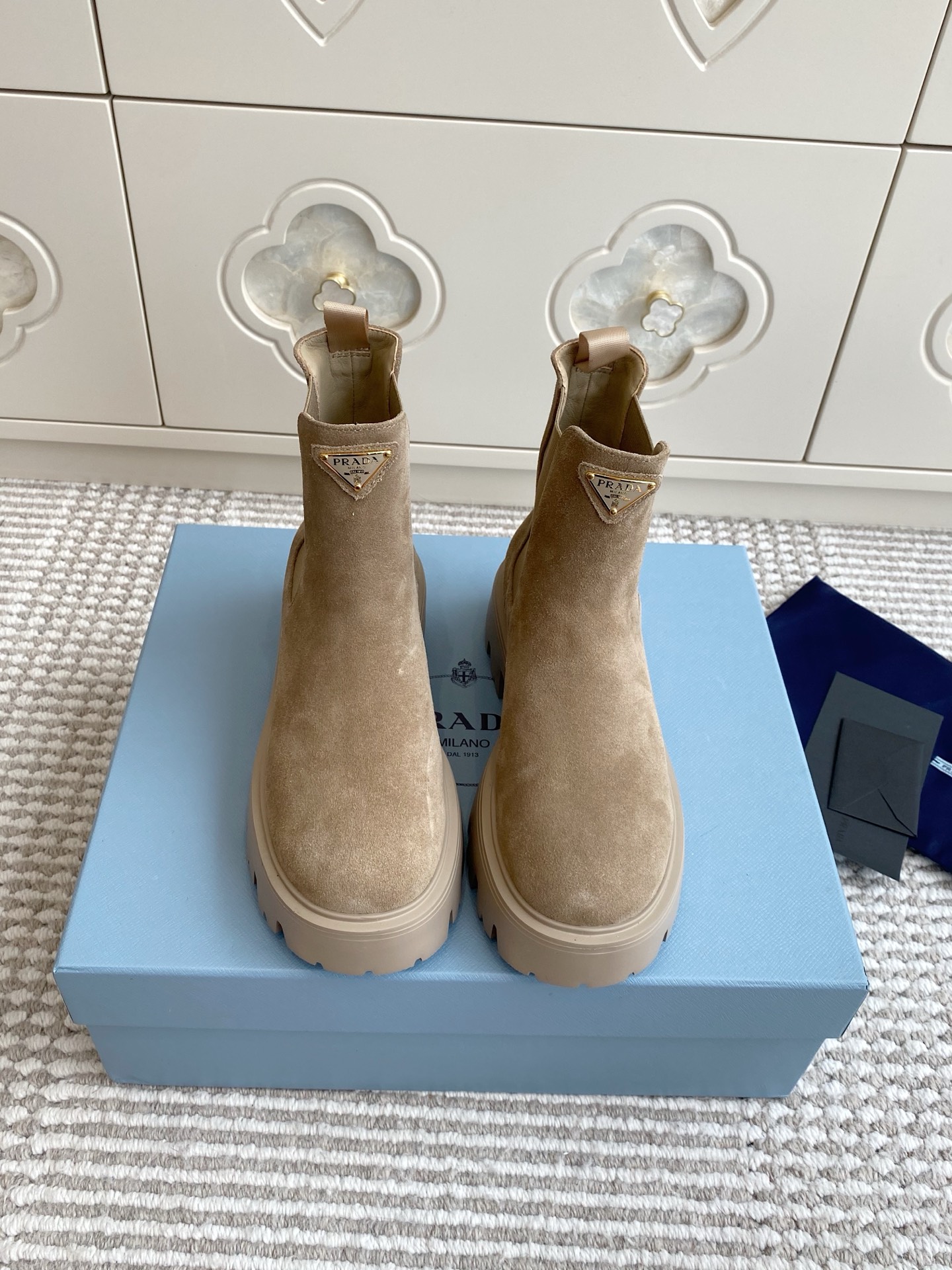 NO:543223,Prada Prada new thick-soled Chelsea boots top quality exquisite lines and craftsmanship structure define this leather boots, decorated with the iconic triangle logo. The unique metal buckle adds personality to the motorcycle style and is matched with a thick rubber sole. Upper imported cowhide/beef reverse velvet inner sheepskin Original open mold tread pattern rubber outsole size35-39 (40.41.42 custom-made non-return), boots, prada, prada, boots, cowhide, sheepskin19860909批 Prada普拉达新款厚底切尔西短靴 顶级品质 精致线条与工艺构造定义此款皮革短靴,饰有标志性三角形徽标.独特的金属搭扣为机车风格增添个性,搭配厚实橡胶鞋底. 鞋面进口牛皮/牛反绒 内里羊皮 原版开模胎面花纹橡胶大底 size35-39（40.41.42定制不退换）,靴子,prada,prada,boots,cowhide,sheepskin,Women's Shoes