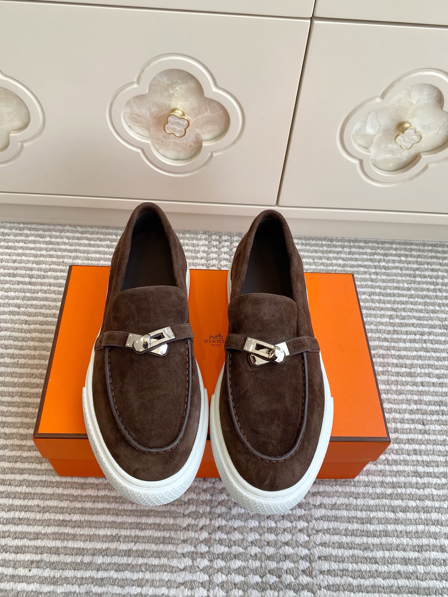 NO:543215,Women, Hermes, Hermes, H Home Game kelly buckle thick sole loafers, top quality calfskin loafer style lace-free casual sneakers, paired with functional palladium-plated Kelly shoe buckles. Original custom Kelly shoe buckles Custom imported calfskin/palm cowhide/yangjing/sheepskin inner lining Original open mold outsole size women 35-41 men 39-45 (female 41 men 46 custom made), loafers semi-trailed, hermes, hermes, loafers, sneakers, cowhide, sheepskin, sheep19860909批女 男 Hermes 爱马仕H家 Game kelly扣厚底乐福鞋 顶级品质 小牛皮乐福鞋风格免系带休闲运动鞋,搭配功能性镀钯Kelly鞋扣. 原版定制Kelly鞋扣 定制进口小牛皮/掌纹牛皮/羊京/羊皮内里 原版开模大底 size女35-41 男39-45（女41男46定做）,乐福鞋半拖,hermes,hermes,loafers,sneakers,cowhide,sheepskin,sheep,Women's Shoes