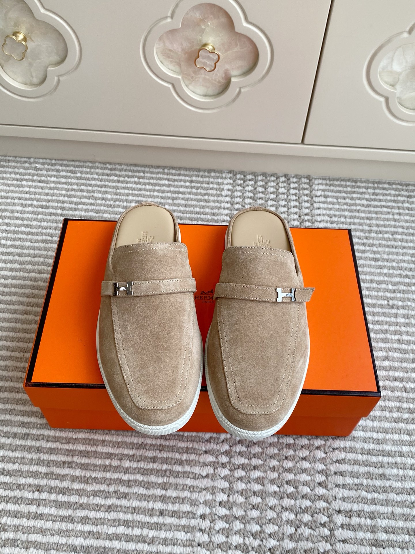 NO:543219,Women, Hermes mini H-buckle bag-tooth muller slippers Top quality calfskin muller slippers, creating a comfortable and modern style. Custom imported calfskin/Yangjing/Cowhide inner lining original mold open sole size women 35-41 men 39-45 (female 41 men 46 custom made), loafers semi-trail, hermes, hermes, loafers, slippers, cowhide, sheep19860909批女 男 Hermes 爱马仕mini H扣包头穆勒拖鞋 顶级品质 小牛皮穆勒拖鞋,打造舒适现代风格. 定制进口小牛皮/羊京/牛皮内里 原版开模大底 size女35-41 男39-45（女41男46定做）,乐福鞋半拖,hermes,hermes,loafers,slippers,cowhide,sheep,Women's Shoes