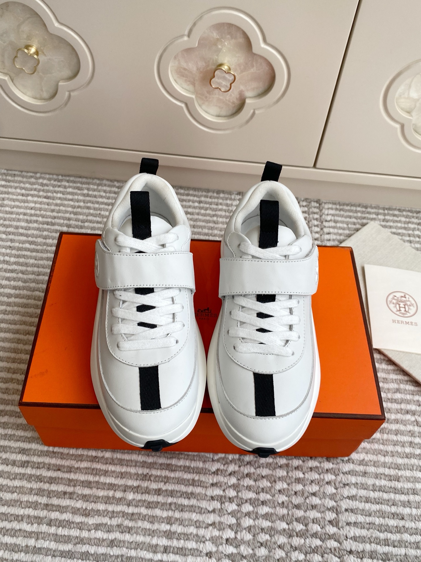 NO:543211,Women, Hermes 25ss H new Loop sneaker couple style · Velcro leather casual sneakers Original purchase grade material and craftsmanship · Original imported calfskin/suede/parachute fabric, sheepskin lining upper leather Velcro with light geometric sole. Lightweight, comfortable, soft, easy to wear and good-looking size: 35-46 (customized for women 40/41 men 45/46), dad shoes, hermes, hermes, sneakers, cowhide, sheepskin, chamois leather19860909批女 男 Hermes 爱马仕 25ss H新款Loop sneaker情侣款·魔术贴皮革休闲运动鞋 原版购入代购级别材质与工艺·采用原版进口小牛皮/麂皮/降落伞面料,羊皮内衬鞋面皮革魔术贴搭配轻盈几何鞋底. 轻便舒适柔软又好穿又好看 size:35-46（女40/41男45/46定做）,老爹鞋,hermes,hermes,sneakers,cowhide,sheepskin,chamois leather,Women's Shoes