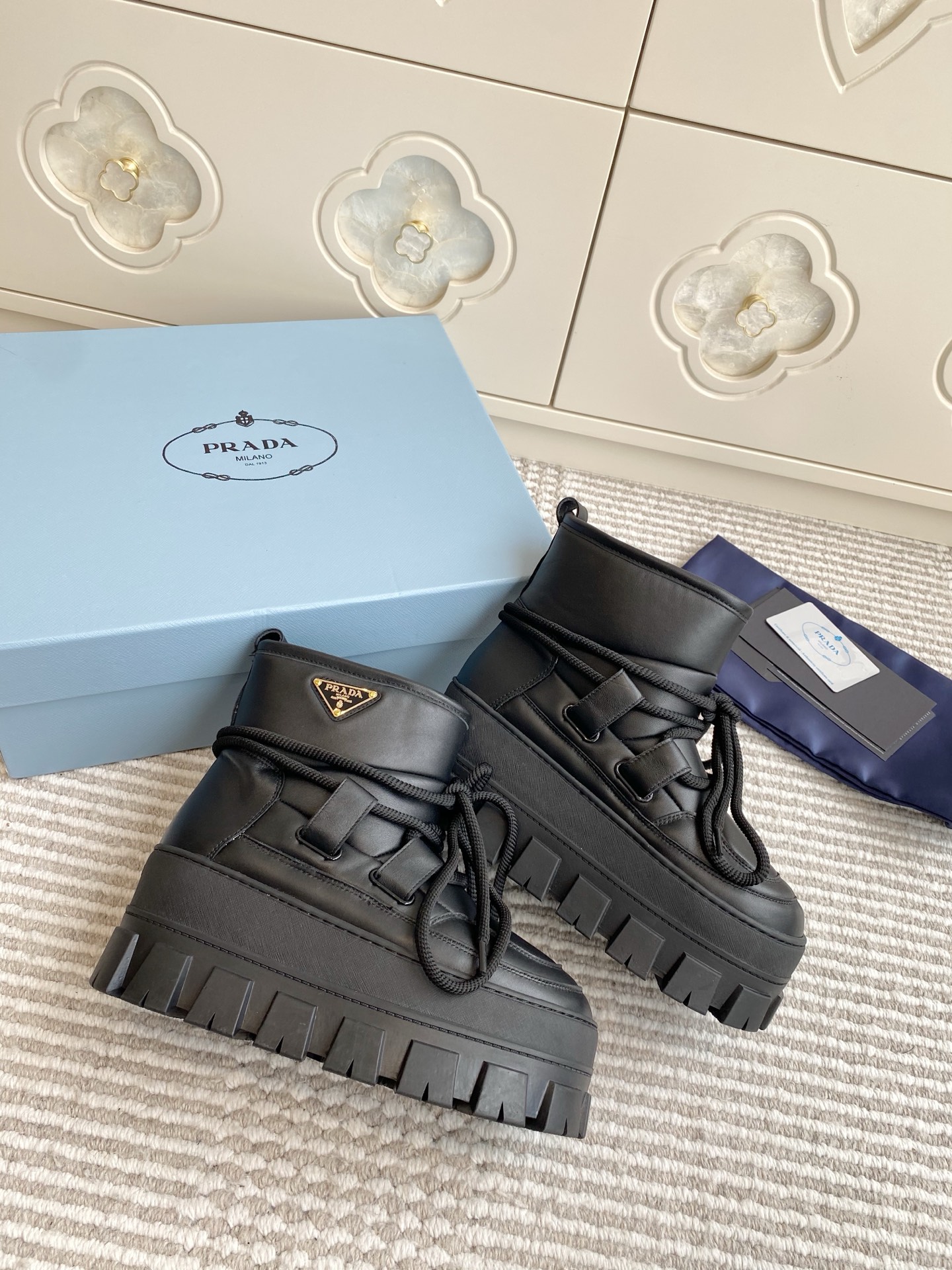 NO:648561,Batch Prada New Triangular Label Thick-soled Wool Short Boots·Snow Boots Material and Craftsmanship Original Customized Imported Calfskin/Niujing Real Wool/Warmth Artifact ZP Open-Mold Rubber Anti-Slip Outsole Size35-39 (40, 41 custom-made, non-returnable), snow boots, prada, prada, boots, cowhide19860909批 Prada 普拉达 新品三角标厚底羊毛短靴·雪地靴 材质与工艺 原版定制进口小牛皮/牛京 真羊毛/保暖神器 zp开模橡胶防滑大底 size35-39（40、41定做不退换）,雪地靴,prada,prada,boots,cowhide,Women's Shoes