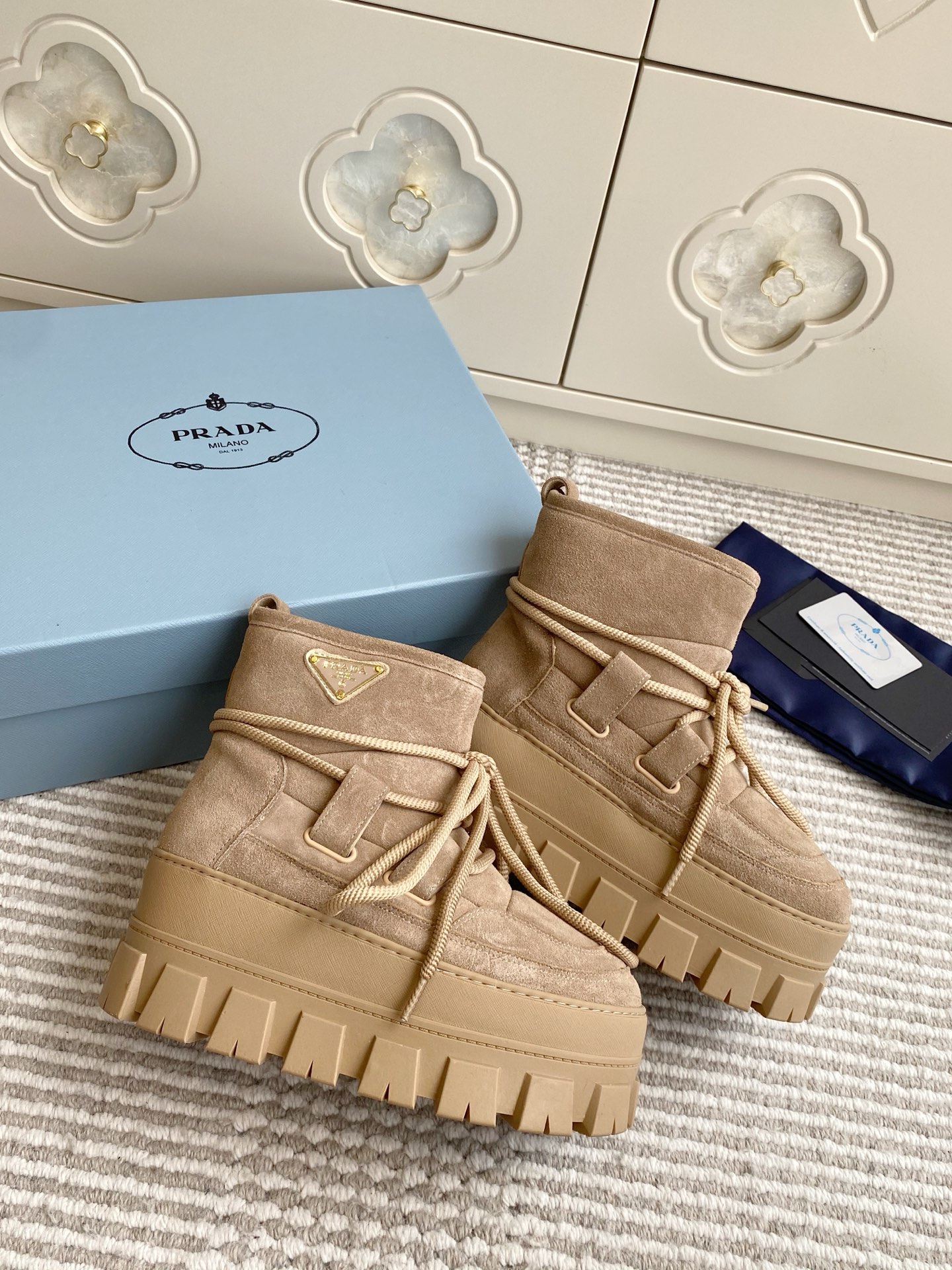 NO:648566,This autumn and winter, I became a fan of this pair of Prada/Prada snow boots!  Warmth and beauty are both online ~ Imported Australian sheepskin lining, fluffy and soft like burying your feet in the clouds, you no longer have to worry about the cold when you go out in winter!  The ultra-thick sole design not only quietly increases your height, but also completely isolates the cold air from the ground. Electrically embroidered rhombus fabric + windproof buckle details, perfect windproof and temperature locking. The classic triangle logo embellishes the upper, with a wool collar that echoes the design, showing a sense of luxury in simplicity. Whether it is skiing or daily outings, you can wear it with a lazy and fashionable atmosphere ~ Let it keep you warm this winter!  Fabric frosted cowhide/sheepskin, lining imported from Australia, sheepskin sheepskin, outsole, original Tpu absorbent film outsole, size 35-41 (customized for 41), snow boots, prada, prada, boots, cowhide, sheepskin19860909今年秋冬被这双普拉达/Prada雪地靴圈粉了！保暖与颜值双双在线～ 进口澳洲羊皮毛内里,蓬松柔软像把双脚埋进云朵里,冬天出门再也不怕jiojio冷啦！ 超厚底设计不仅悄悄增高,还能彻底隔绝地面寒气 电绣菱格纹面料+防风口卡扣细节,防风锁温满分 经典三角标点缀鞋面,搭配呼应设计的羊毛领口,简约中透出高级感 无论是滑雪还是日常出街,都能穿出慵懒又时髦的氛围感～这个冬天,让它陪你温暖过冬吧！ 面料磨砂牛皮/羊皮 内里澳洲进口羊皮羊一体 大底原厂Tpu吸膜大底 size35-41（41定做）,雪地靴,prada,prada,boots,cowhide,sheepskin,Women's Shoes